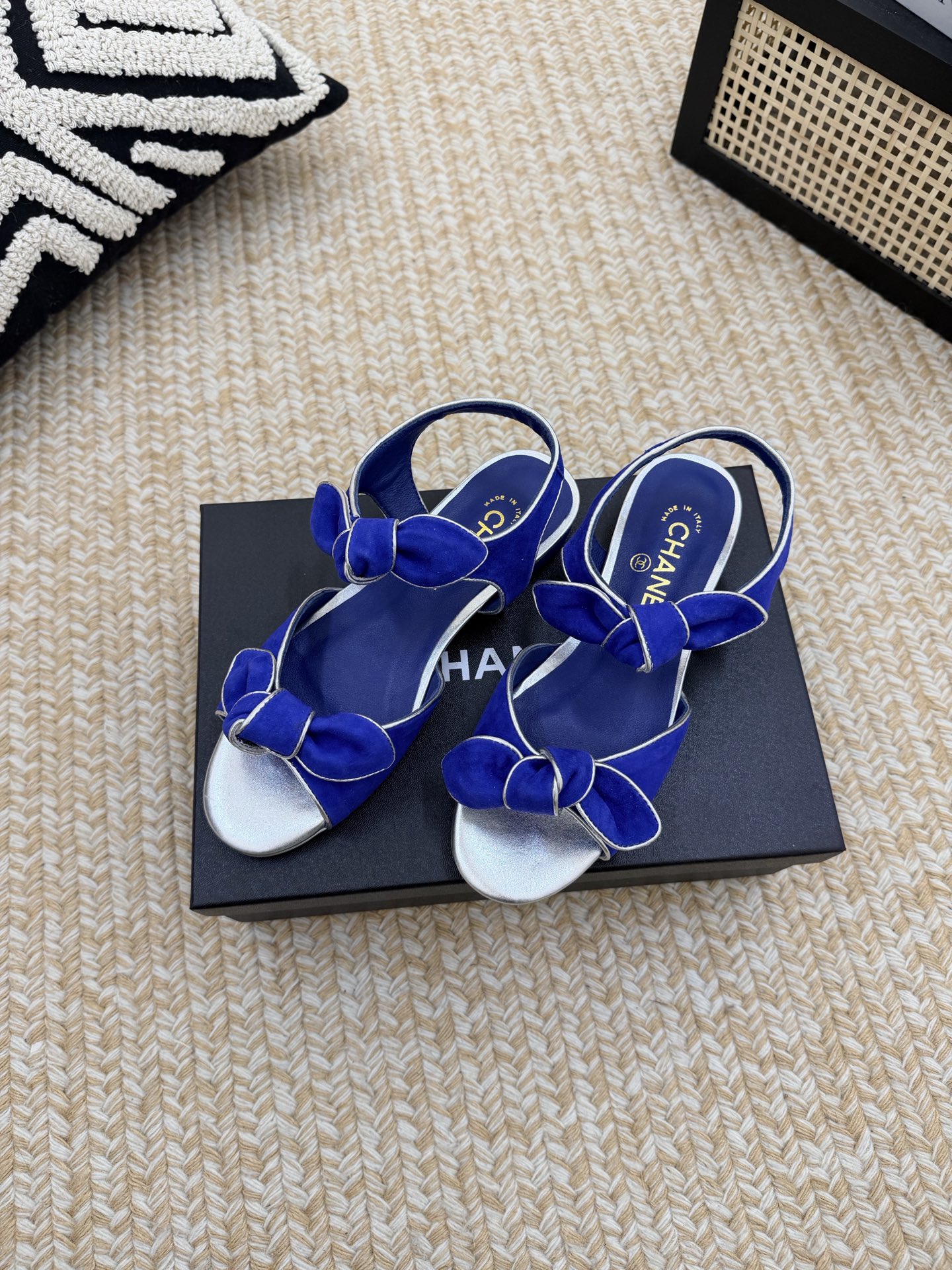 NO:927012,CHANE summer small round-toe Mary Jane sandals are a divine shoe full of fragrance. Each model will become a classic. There are thousands of high-end ladylike shoes. For office workers, comfort and versatility are the most important. Upper: sheepskin/sheep lining: sheepskin Sole: leather outsole Size: 35-39 (40 41 customized non-refundable), sandals, chanel, chanel, sandals, mary  jane,sheepskin,sheep,Leather soles19860909CHANE夏季小香小圆头玛丽珍凉鞋一款充满香家气息的神鞋,每一款都会成为经典.高级的淑女气质鞋子千千万,对于上班族来说,舒适和百搭最重要. 鞋面:羊皮/羊猄 内里:羊皮 鞋底:真皮大底 码数:35-39(40 41定制不退换),凉鞋,chanel,chanel,sandals,mary jane,sheepskin,sheep,Leather soles,Women's Shoes