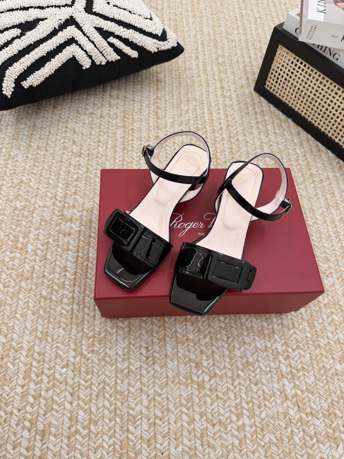 NO:926994,Roger Vivier counters are launching new summer classic square buckle and thick heel sandals. This is a sandal that can be worn for running. It has a simple design and shows a generous and elegant temperament!  Upper cow patent leather/cowhide, foot pads + sheepskin lining, outsole, genuine leather outsole imported from Italy, heel height 4.5cm, Size 34-42 (34.40.41.42 custom-made, non-refundable), slippers and sandals, roger vivier, sandals, slippers, cowhide, sheepskin, Leather soles19860909Roger vivier专柜同步上新 夏季经典方扣一字粗跟凉鞋这是一款可以穿着跑步的凉鞋,简单设计,尽显大方优雅气质！ 鞋面牛漆皮/牛皮 垫脚+内里羊皮 大底意大利进口真皮大底 跟高4.5cm Size34-42码（34.40.41.42定做不退换）,拖鞋凉鞋,roger vivier,sandals,slippers,cowhide,sheepskin,Leather soles,Women's Shoes