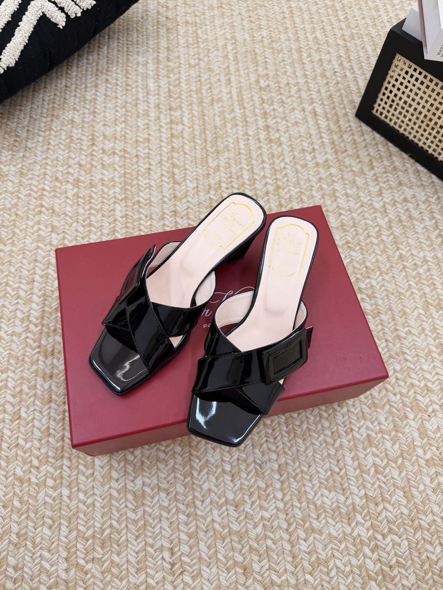 NO:927002,Roger Vivier counters are launching new summer classic square buckle cross thick heel sandals. This is a sandal slipper that can be worn for running. Upper cow patent leather/cow leather, foot pad + inner sheepskin outsole. Italian imported genuine leather outsole. Heel height 4.5cm. Size 34-42 (34.40.41.42 is custom-made and non-returnable). Slippers, sandals, roger vivor, sandals, slippers, cowhide, sheepskin, Leather soles19860909Roger vivier专柜同步上新 夏季经典方扣交叉粗跟凉拖鞋这是一款可以穿着跑步的凉拖鞋 鞋面牛漆皮/牛皮 垫脚+内里羊皮 大底意大利进口真皮大底 跟高4.5cm Size34-42码（34.40.41.42定做不退换）,拖鞋凉鞋,roger vivier,sandals,slippers,cowhide,sheepskin,Leather soles,Women's Shoes