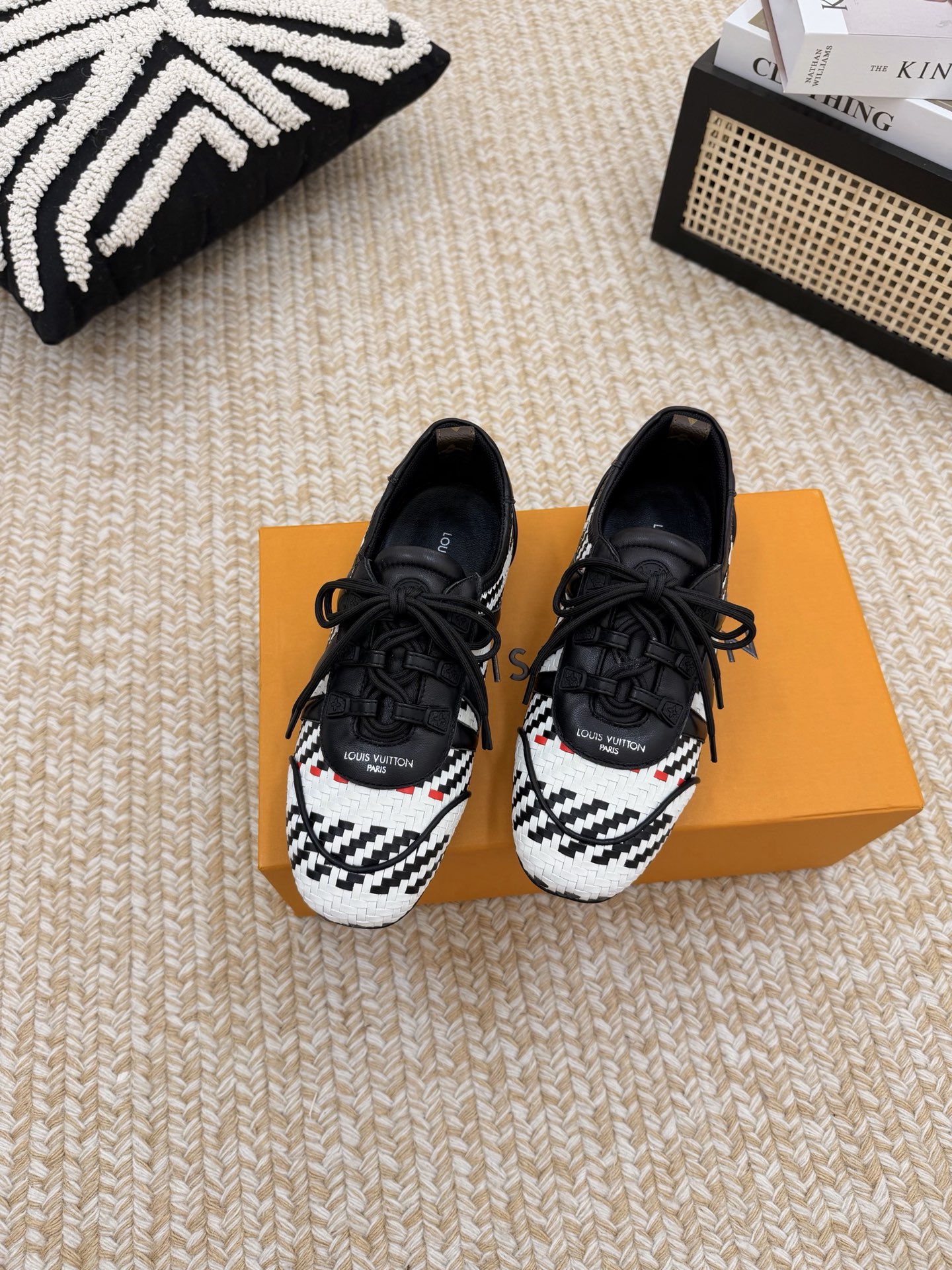 NO:926985,Louis Vuitton 26ss latest retro moral training shoes, ballet sneakers, many Internet celebrity stars have put on their feet, this lace-up casual sneakers have a proper American retro style, a classic and versatile item, fabric cowhide + mercerized cow suede, lining sheepskin, original molded rubber sole, size 35-41 (custom-made for women 41), casual shoes/sneakers, louis vuitton, sneakers, cowhide, sheepskin19860909Louis Vuitton 26ss 最新复古德训鞋 芭蕾运动鞋 众多网红明星纷纷开秀上脚 ,这款系带休闲运动鞋妥妥的美式复古风格 经典百搭的单品 面料牛皮+丝光牛反绒 内里羊皮 原版开模橡胶鞋底 码数35-41(女41定做),休闲鞋/运动鞋,louis vuitton,sneakers,cowhide,sheepskin,Women's Shoes