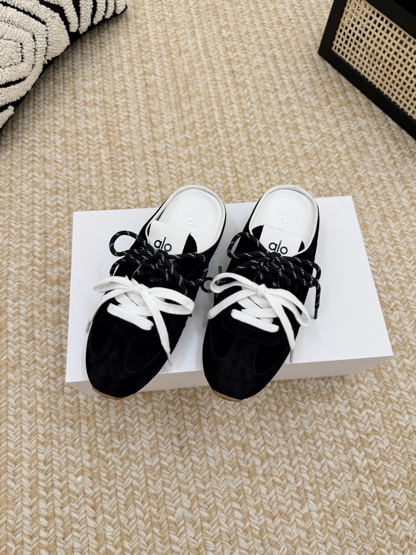 NO:926976,Al* 26ss summer new Dexun sneakers half drag  The design continues the classic lines of Dexun shoes, and has been modified for lazy people without a heel. The shoe body is made of fine anti-velvet material, which is soft and skin-friendly. The anti-collision edging of the toe and smooth splicing routing take into account the retro feel and durability. It has a 3.5cm inner height increase, which is suitable for small people with their eyes closed. The double shoelace design is both decorative and can be adjusted according to the foot shape, saying goodbye to the monotony of ordinary half-flop.  In terms of foot feel, it is completely comfortable. The inside of the shoe is a soft and waxy insole. It is soft and elastic and does not collapse. It will not tire your feet after walking for a long time. The half-drag design does not require tying shoelaces and is very convenient to put on and take off. The upper is suede and sheepskin lining. The outsole is rubber. Sizes 35-40 (customized sizes 40 are non-refundable). Heel height 3.5cm. Casual shoes/sports shoes, half-flop, sneakers, sheepskin19860909Al* 26ss 夏季新款德训运动鞋半拖 设计上延续了德训鞋的经典线条,做了无后跟半拖的懒人改良,鞋身采用细腻的反绒材质,触感柔软亲肤,鞋头的防撞包边和流畅的拼接走线,兼顾了复古感和耐用性.带有3.5cm内增高,小个子闭眼入,双鞋带的设计既是装饰也能根据脚型调整松紧,告别普通半拖的单调感. 脚感方面完全踩在舒适点上,鞋内是软糯的鞋垫,软弹又不塌底,走路久了也不会累脚,半拖的设计不用系鞋带,穿脱超方便. 鞋面牛反绒 内里羊皮 大底橡胶大底 size35-40码（40码定制不退换） 跟高3.5cm,休闲鞋/运动鞋半拖,sneakers,sheepskin,Women's Shoes
