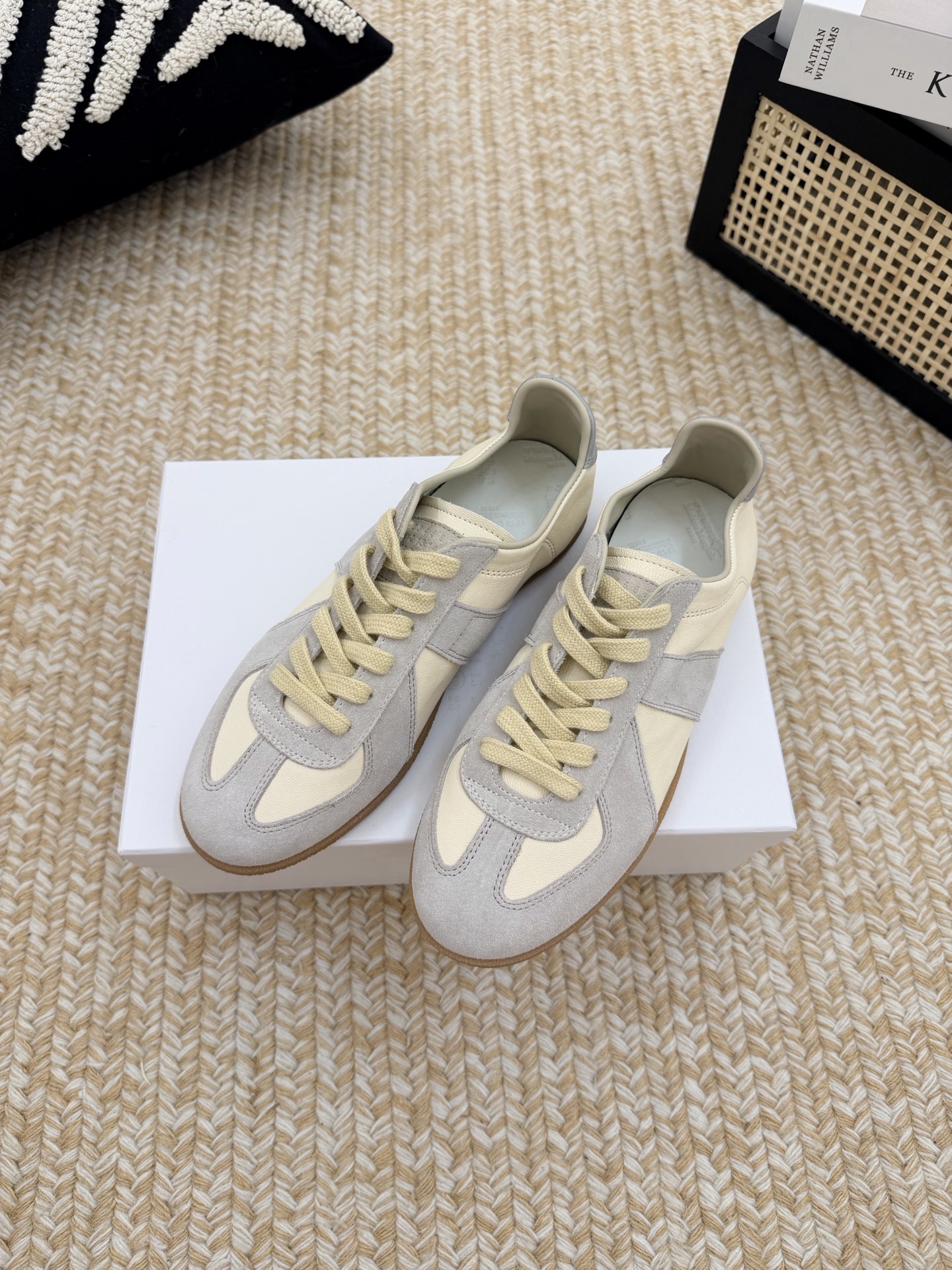 NO:926988,Maison Margielap De Xun shoes are the hottest style | Full-color real shot. Close your eyes and avoid stepping on thunder. De Xun shoes, which are so popular this year, are arranged for you!  5 popular colors, suitable for daily use, commuting, and dating. Washed sheepskin + splicing material, superb texture, soft on the feet, and the shoe shape is super good!  Makes your feet slimmer and smaller, not picky about your foot shape. Rubber soft soles, your feet won’t get tired after a day of running. Versatile, jeans/sweatpants/skirts. Suitable for students and office workers. Color brown, blue, black blue, off-white, pink. Size 35--40, casual shoes/sports shoes, sneakers, skirts, jeans, sheepskin19860909MaisonMargielap德训鞋王炸款｜全色实拍 闭眼入不踩雷  今年火到出圈的德训鞋,给你们安排上了！ 5个热门配色,日常/通勤/约会全hold住 水洗羊皮+拼接材质,质感超绝,上脚软乎乎 鞋型超正！显瘦显脚小,不挑脚型 橡胶软底,暴走一天也不累脚  百搭不挑衣服,牛仔裤/运动裤/裙子 学生党、上班族都适配 颜色棕色,兰色,黑兰,米白,粉色 码数35--40码,休闲鞋/运动鞋,sneakers,skirts,jeans,sheepskin,Women's Shoes