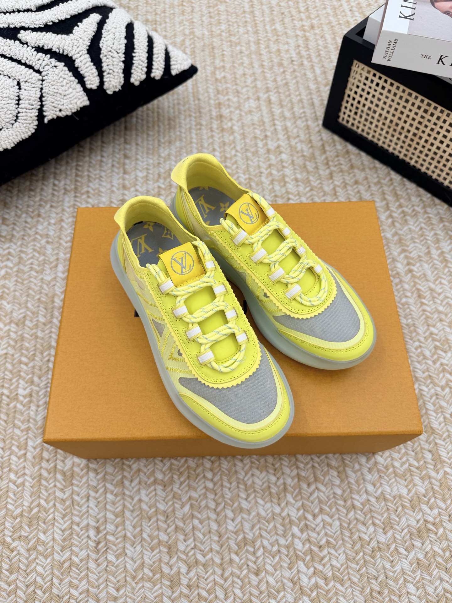 NO:926997,Louis Vuitton Louis Vuitton L Home Donkey brand's latest Sprint series thick sole mesh breathable casual sports shoes running shoes SPRINT sports shoes, this sports shoe is made with a variety of functions to provide the best support for the foot, is extremely comfortable to wear, and shows a casual and elegant fashion style. The translucent elastic sole makes the design more perfect. The fabric is made of original custom technology mesh material. The inner lining is original imported breathable mesh lining. The sole is made of exclusive molded non-slip TPU material Bottom thickness 4CM Size: Women's 35-41 (40/41 customization is non-refundable), casual shoes/sports shoes, louis vuitton, louis vuitton, louis vuitton, louis vuitton, sneakers19860909Louis Vuitton 路易威登L家 驴牌最新Sprint系列厚底 网面 透气 休闲 运动鞋 跑鞋 SPRINT运动鞋,这款运动鞋结合多种功能性制造,为足部提供最佳的支撑,穿著格外舒服,并展现随性优雅的时尚格调,半透明的弹性鞋底,让设计更臻完美 面料原版定制科技网面材质 内里原版进口透气网里 鞋底独家开模防滑TPU材质 底厚4CM Size:女款35-41（40/41定制不退换）,休闲鞋/运动鞋,louis vuitton,louis vuitton,louis vuitton,louis vuitton,sneakers,Women's Shoes