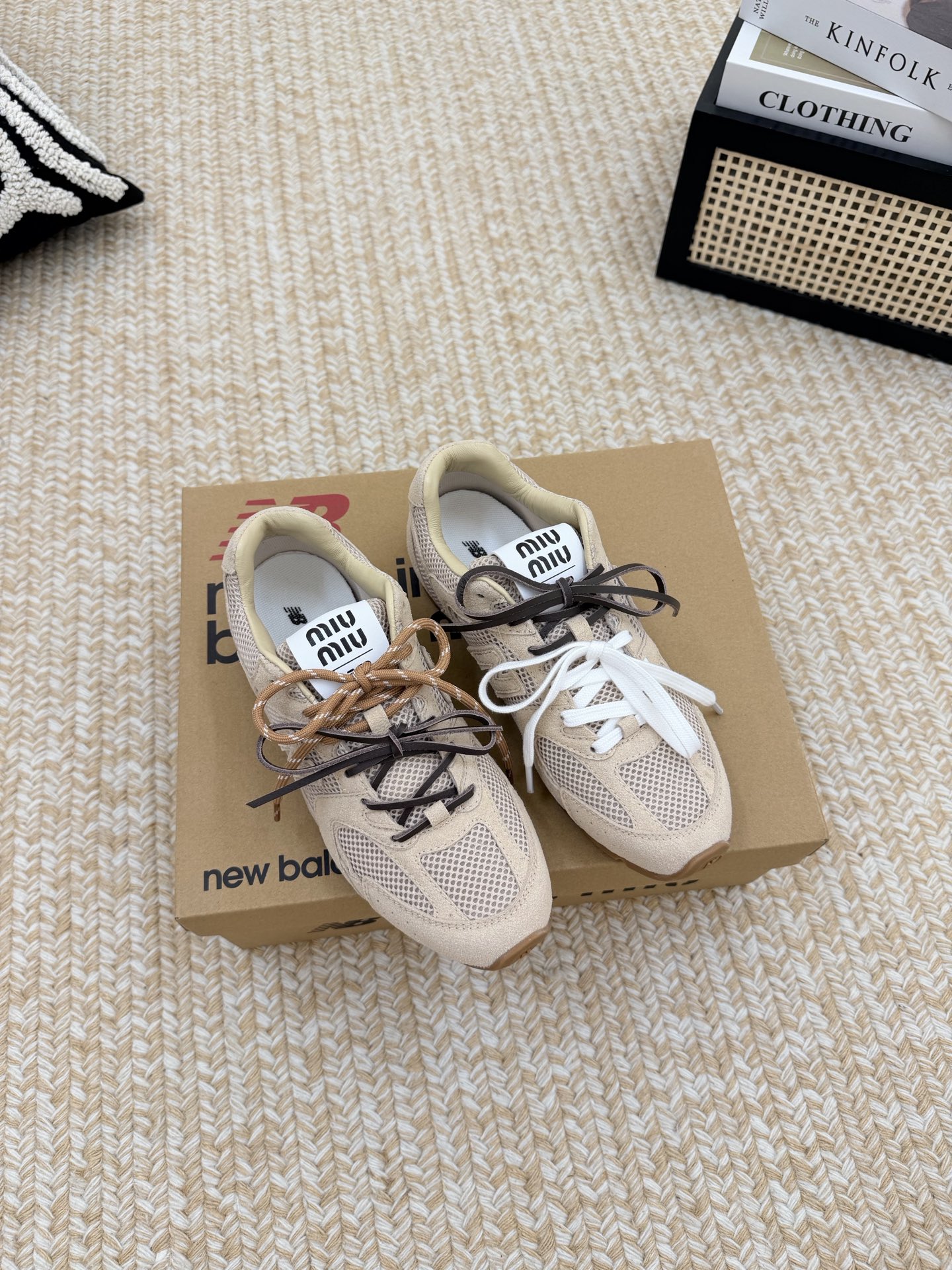 NO:927004,mi*u  Fabric imported mesh/spliced ​​cow suede, breathable sheep lining/patchwork on the heel lining, original TPU anti-slip outsole, specific two-color laces plus genuine leather cut strips, complex workmanship, Size 35-40, casual shoes/sports shoes, sneakers19860909mi*u X New Balanc*e 联名走秀款 超级无敌大热门[得意]无论你如何穿搭请都不要放过这一双530系列的运动鞋 非常好搭配！ 面料进口网布/拼接牛反绒 后跟内里透气羊里/拼布 大底原版TPU防滑大底 鞋带特定双色鞋带加真皮裁条鞋带做工复杂 Size35-40码,休闲鞋/运动鞋,sneakers,Women's Shoes