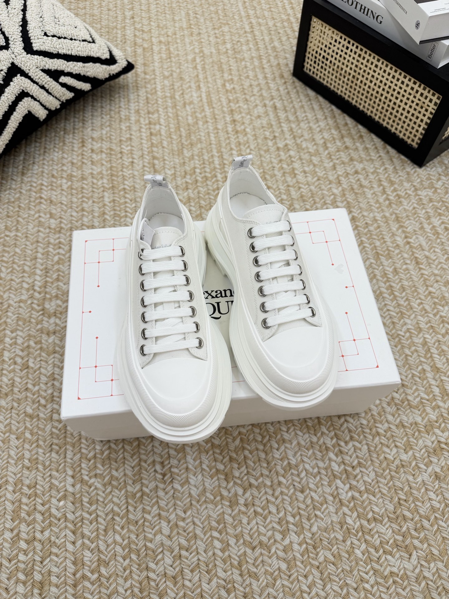 NO:927015,Alexander mcqueen's new canvas series thick-soled dad shoes are retro and trendy items, minimalist style. The canvas, thick soles, and large-toe style completely integrate the contours and lines to be more simple and present a retro texture. They are super easy to match and are not picky about foot shape. Whoever wears them will look good ~ Upper: original cloth, sheepskin lining and foot pads ~ Base material: original grinding TPU wear-resistant outsole, 5CM thick sole, very good heightening effect  Women’s size 35-40 (women’s size 40 is not returnable) Men’s size 39-44 (men’s size 39.44 is not returnable), casual shoes/sports shoes, sneakers, sheepskin19860909Alexander mcqueen 新款帆布系列厚底老爹鞋复古潮流逆天单品,极简风格 帆布,厚底,大头版型完全融合轮廓线条更加简约,呈现复古质感 超级好搭配,不挑剔脚型,谁穿谁好看 ~鞋面:原版布,绵羊皮内里和垫脚 ~底材:original开磨TPU耐磨大底,底厚5CM 增高效果非常好 女码35-40（女码40不退换） 男款39-44（男款39.44不退换）,休闲鞋/运动鞋,sneakers,sheepskin,Women's Shoes