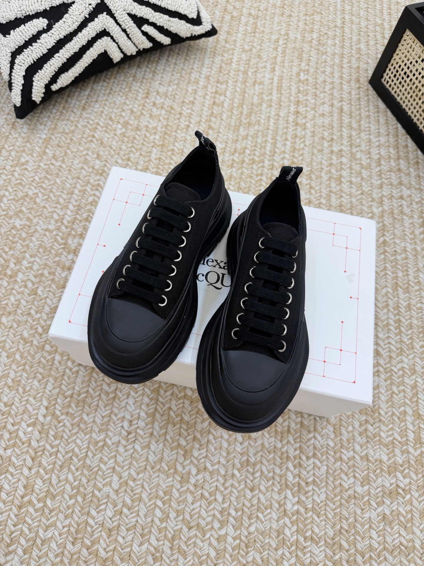 NO:927024,Alexander mcqueen's new canvas series thick-soled dad shoes are retro and trendy items, minimalist style. The canvas, thick soles, and large-toe style completely integrate the contours and lines to be more simple and present a retro texture. They are super easy to match and are not picky about foot shape. Whoever wears them will look good ~ Upper: original cloth, sheepskin lining and foot pads ~ Base material: original grinding TPU wear-resistant outsole, 5CM thick sole, very good heightening effect  Women’s size 35-40 (women’s size 40 is not returnable) Men’s size 39-44 (men’s size 39.44 is not returnable), casual shoes/sports shoes, sneakers, sheepskin19860909Alexander mcqueen 新款帆布系列厚底老爹鞋复古潮流逆天单品,极简风格 帆布,厚底,大头版型完全融合轮廓线条更加简约,呈现复古质感 超级好搭配,不挑剔脚型,谁穿谁好看 ~鞋面:原版布,绵羊皮内里和垫脚 ~底材:original开磨TPU耐磨大底,底厚5CM 增高效果非常好 女码35-40（女码40不退换） 男款39-44（男款39.44不退换）,休闲鞋/运动鞋,sneakers,sheepskin,Women's Shoes