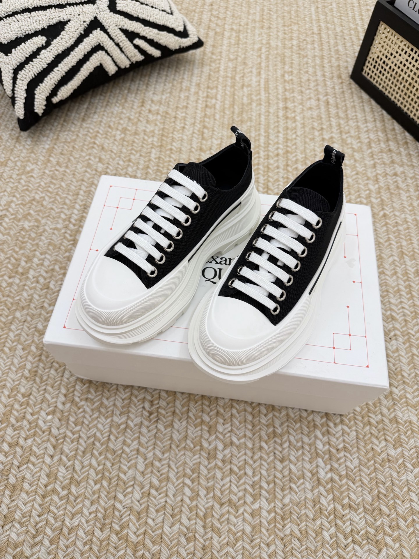 NO:927032,Alexander mcqueen's new canvas series thick-soled dad shoes are retro and trendy items, minimalist style. The canvas, thick soles, and large-toe style completely integrate the contours and lines to be more simple and present a retro texture. They are super easy to match and are not picky about foot shape. Whoever wears them will look good ~ Upper: original cloth, sheepskin lining and foot pads ~ Base material: original grinding TPU wear-resistant outsole, 5CM thick sole, very good heightening effect  Women’s size 35-40 (women’s size 40 is not returnable) Men’s size 39-44 (men’s size 39.44 is not returnable), casual shoes/sports shoes, sneakers, sheepskin19860909Alexander mcqueen 新款帆布系列厚底老爹鞋复古潮流逆天单品,极简风格 帆布,厚底,大头版型完全融合轮廓线条更加简约,呈现复古质感 超级好搭配,不挑剔脚型,谁穿谁好看 ~鞋面:原版布,绵羊皮内里和垫脚 ~底材:original开磨TPU耐磨大底,底厚5CM 增高效果非常好 女码35-40（女码40不退换） 男款39-44（男款39.44不退换）,休闲鞋/运动鞋,sneakers,sheepskin,Women's Shoes