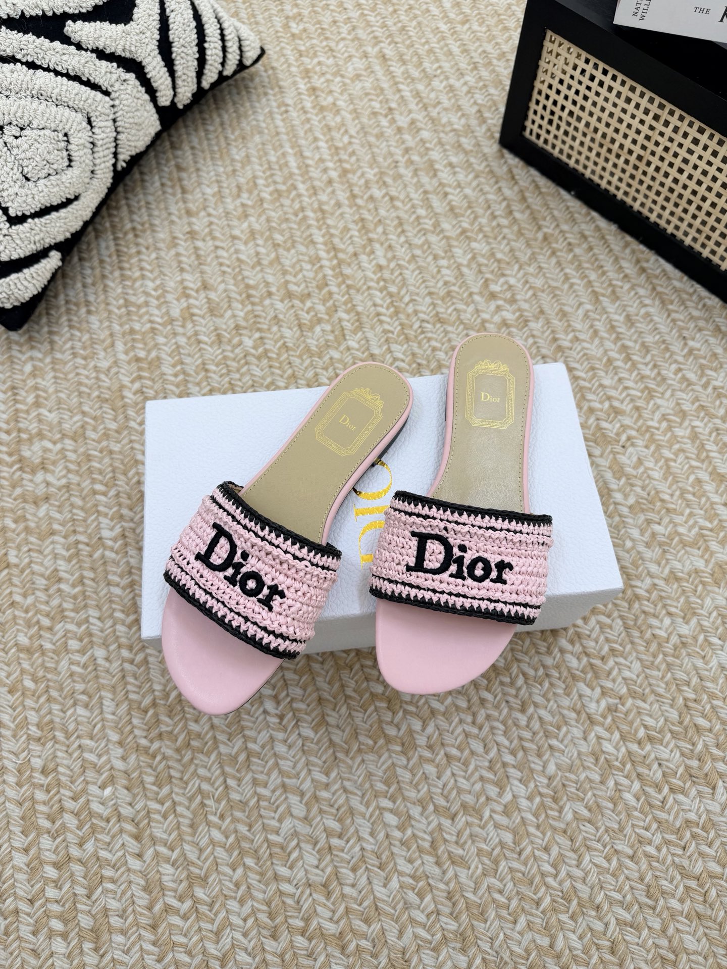 NO:926971,Dior 2026 new spring and summer woven series thick heel beach women's shoes CD letter logo jacquard embroidery round toe open toe color block sandals Top version on the market Material upper imported woven material fully hand-woven + sheepskin lining + Italian leather outsole Heel height: flat bottom  Size: 34-43 (34.40.41.42.43 customization is not returnable), slippers, dior, dior, slippers, sheepskin, Leather soles19860909迪奥 Dior 2026 春夏新款编织系列粗跟沙滩女鞋 CD字母logo提花刺绣圆头露趾拼色凉拖鞋 市面顶级版本 材质鞋面进口编织料全手工编织+羊皮内里+意大利真皮大底 跟高:平底 Size:34-43(34.40.41.42.43定制不退换),拖鞋,dior,dior,slippers,sheepskin,Leather soles,Women's Shoes