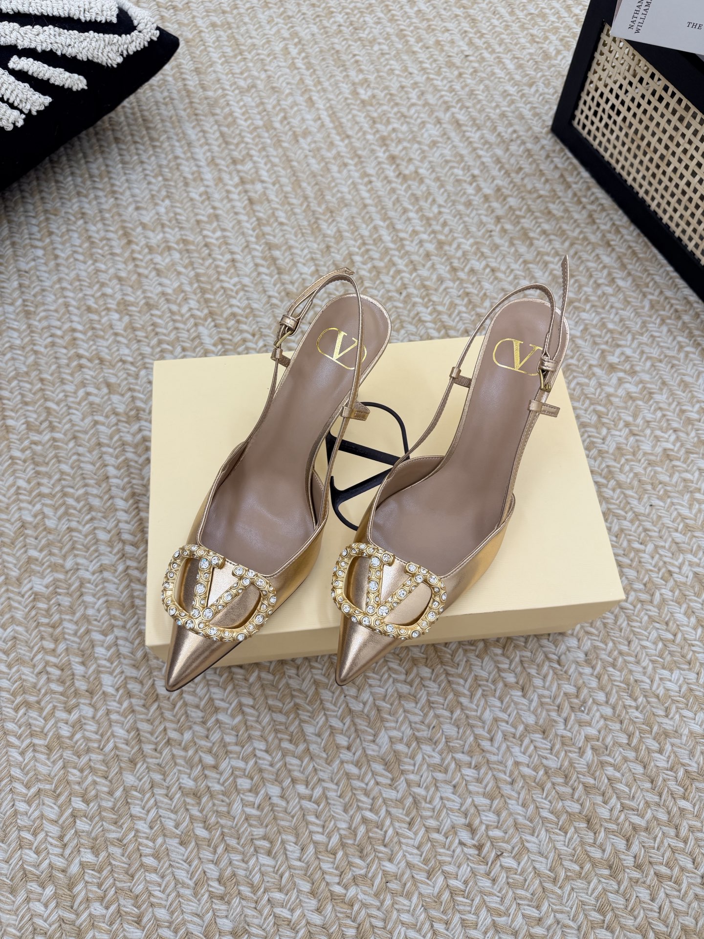 NO:926960,Valentino Valentino Vlogo leather patent leather back lace up stiletto heels spring and summer new style Ambilight combines beauty and magnificence, it is the perfect one to bring out the aura. Size 35-39 (sizes 34, 40, 41, 42, 43 are non-returnable and non-exchangeable). Heel height 8cm, high heels sandals, valentino, valentino, sandals, high heels19860909Valentino华伦天奴 Vlogo 皮革 漆皮 后系带 细跟 高跟鞋 春夏新款流光溢彩集美貌与华丽于一体,气场拉满非它莫属 码数35-39（34、40、41、42,43码不退不换） 跟高8cm,高跟鞋凉鞋,valentino,valentino,sandals,high heels,Women's Shoes