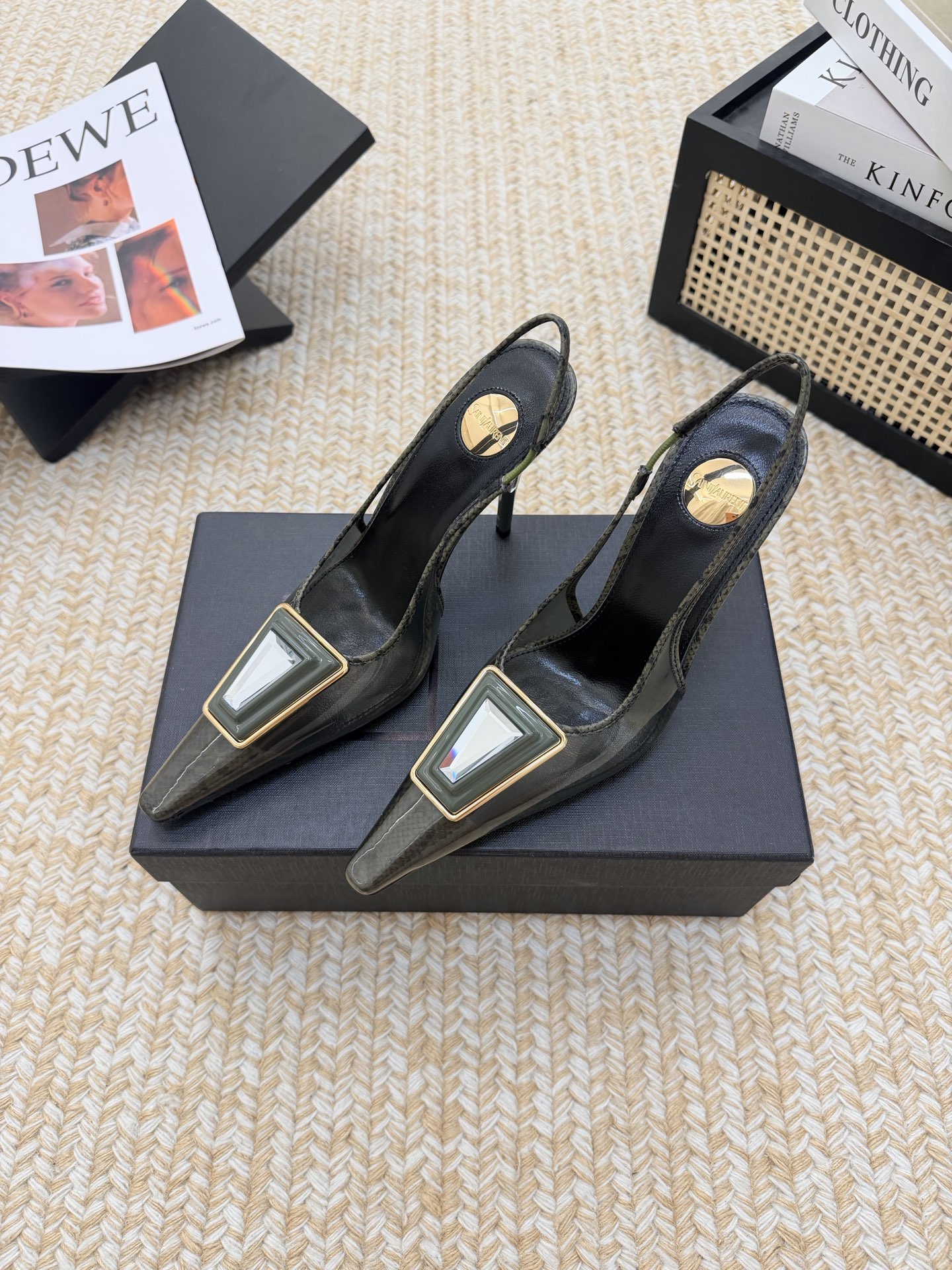 NO:884301,Saint Laurent 26SS Saint Laurent's new pointed toe stiletto sandals. YSL has always been a low-key entry with its own cool and noble feeling. The transparent small high heels properly interpret the aura that coexists elegance and sexiness. Crystal Dream's domineering interpretation, the fusion of heels and buckles, and the perfect aura!  It can be called an all-rounder in matching scenarios. It can be paired with suit pants or skirts for daily commuting, which is neat and stylish. It can be paired with dresses or wide-leg pants for dates to instantly enhance sophistication and femininity. Sheepskin lining, Italian leather outsole, heel height 10.5cm, size 35-42 (35, 40, 41, 42 sizes are customized and non-refundable), high-heeled sandals, saint laurent, saint laurent, saint laurent, sandals, high  heels,skirts,business suit,sheepskin,Leather soles19860909Saint Laurent 26SS圣罗兰新款尖头细跟凉鞋 YSL从来都是以自带冷艳贵气感低调入场透明小高跟妥妥演绎优雅与性感并存的气场,水晶之梦霸气演绎,跟与扣的相互融合、妥妥的气场拿捏神鞋！ 搭配场景堪称万能选手,日常通勤搭配西装裤或半身裙,利落又有气场,约会搭配连衣裙或阔腿裤,瞬间提升精致度与女人味. 内里羊皮,意大利真皮大底 跟高10.5cm size35-42（35,40,41,42码定制不退换）,高跟鞋凉鞋,saint laurent,saint laurent,saint laurent,sandals,high heels,skirts,business suit,sheepskin,Leather soles,Women's Shoes