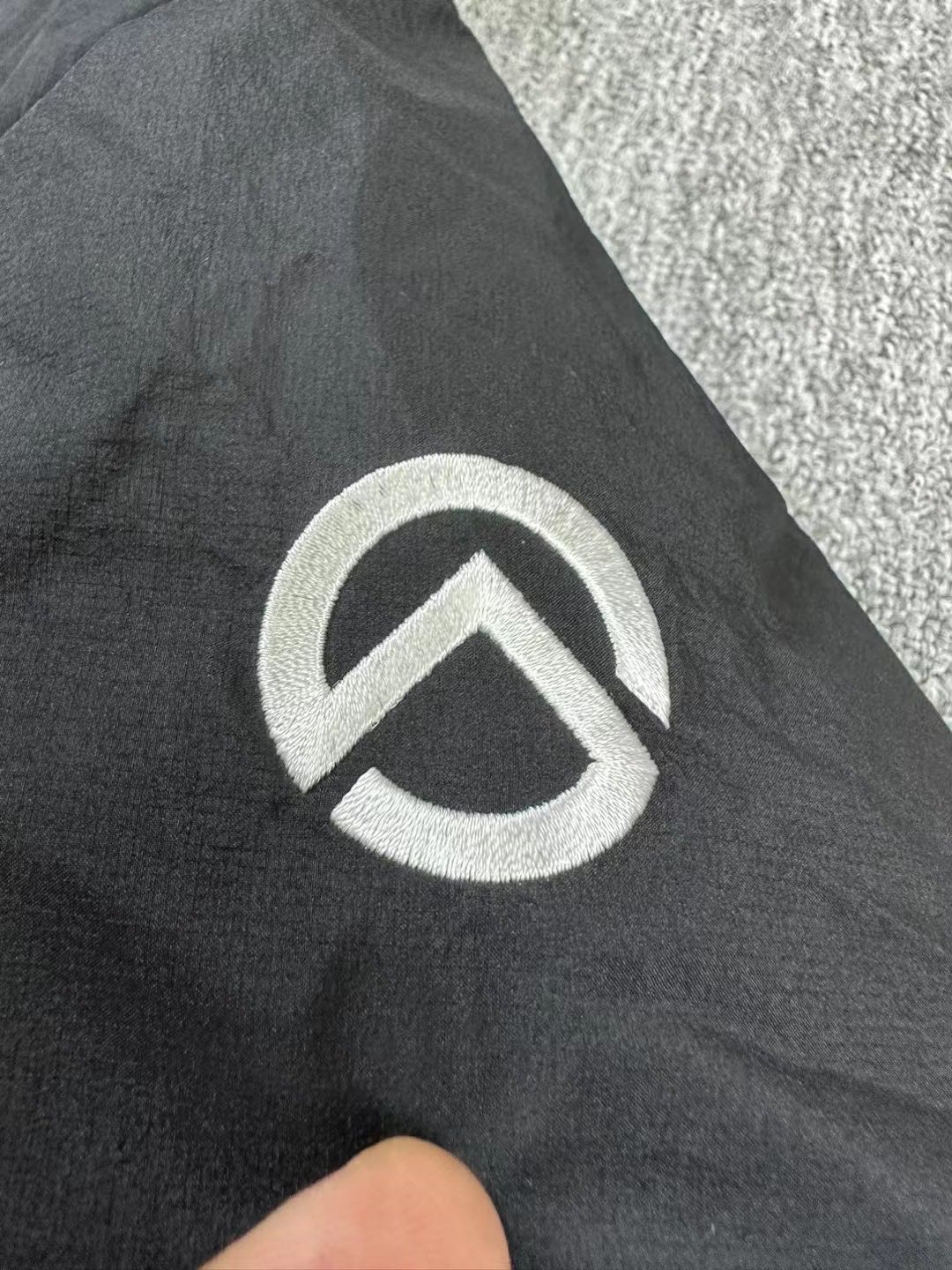 代发💰650
巅峰短款 原厂出品 数量少 S-XXL规格
韩国贸易公司正品订单!!不会过时 经久不衰的王炸!!男女款!
TNF北面巅峰喜马拉雅GTX抗寒羽绒服!新国标90绒子,肉眼可见的一堵墙那么厚!!户外防风透气拒水面料~全身多处防水拉链!连帽、调节、下摆调节、通风、等户外功能应有尽有!
尺码:s m l xl xxl
现货发售