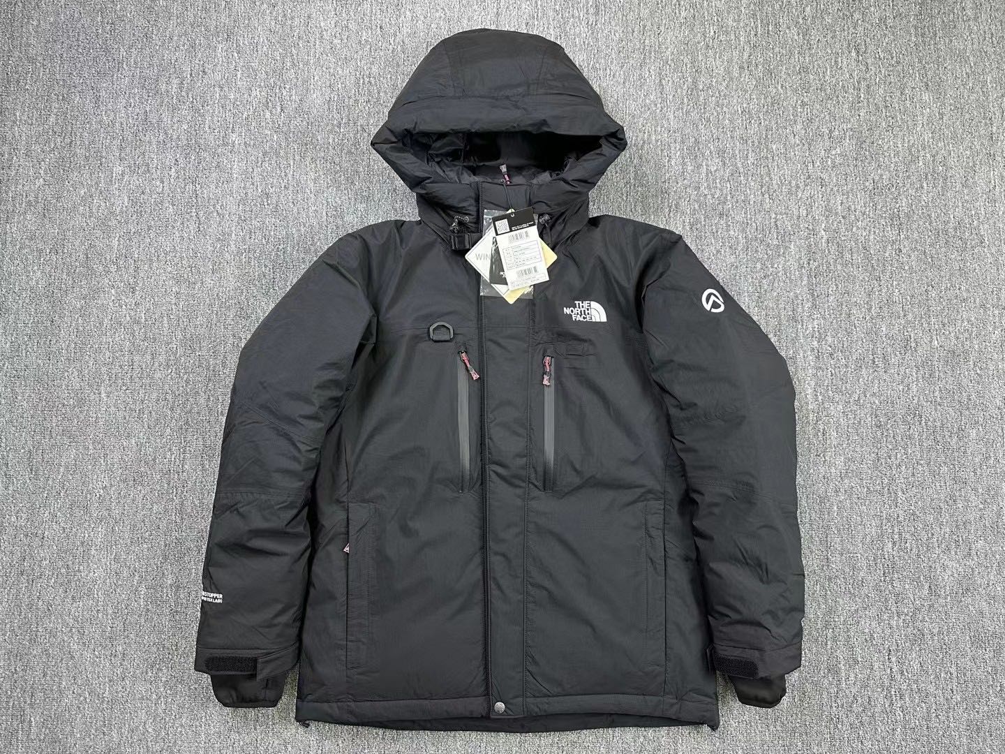 代发💰650
巅峰短款 原厂出品 数量少 S-XXL规格
韩国贸易公司正品订单!!不会过时 经久不衰的王炸!!男女款!
TNF北面巅峰喜马拉雅GTX抗寒羽绒服!新国标90绒子,肉眼可见的一堵墙那么厚!!户外防风透气拒水面料~全身多处防水拉链!连帽、调节、下摆调节、通风、等户外功能应有尽有!
尺码:s m l xl xxl
现货发售