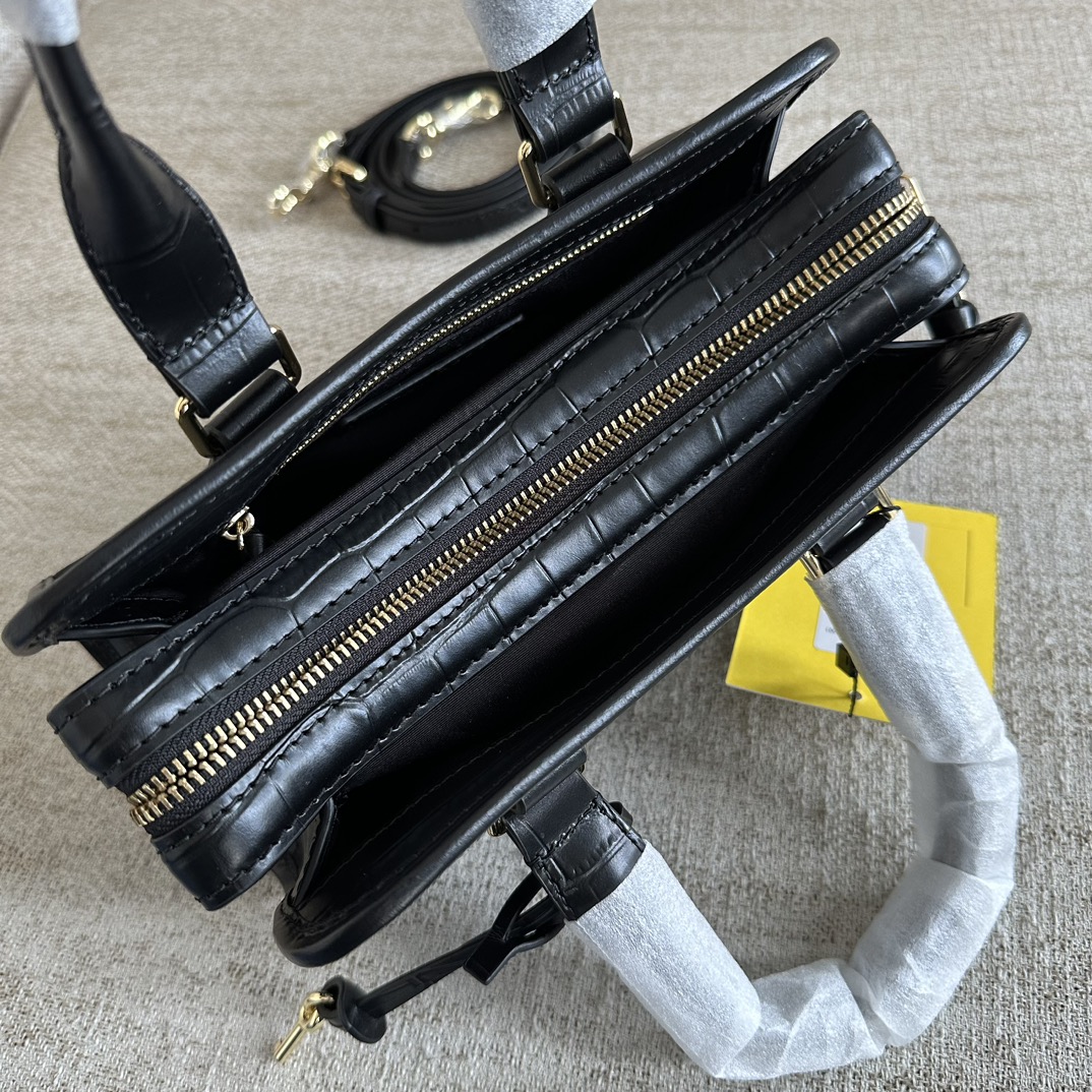 Marc Jacobs ～mj手提斜挎包 新款 鳄鱼纹牛皮 一模一样的东西 有 吊牌和防尘袋 肩带可拆卸可调节长短 保真 火