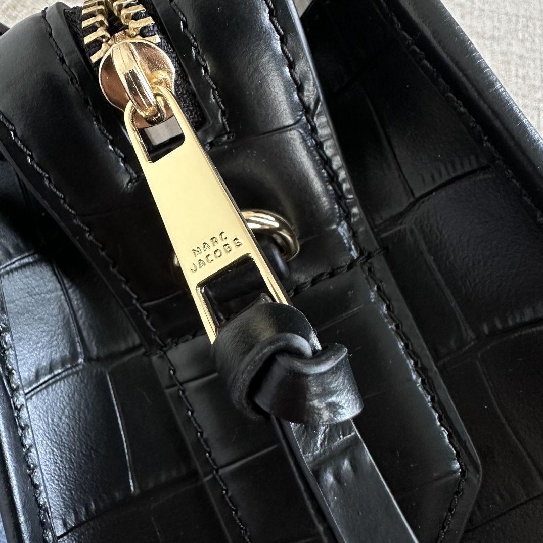 Marc Jacobs ～mj手提斜挎包 新款 鳄鱼纹牛皮 一模一样的东西 有 吊牌和防尘袋 肩带可拆卸可调节长短 保真 火