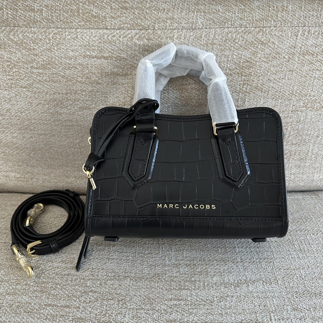 Marc Jacobs ～mj手提斜挎包 新款 鳄鱼纹牛皮 一模一样的东西 有 吊牌和防尘袋 肩带可拆卸可调节长短 保真 火