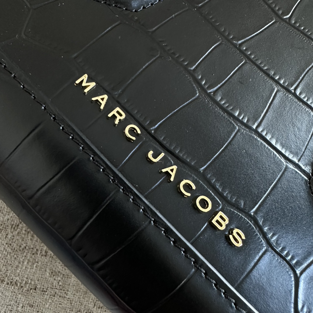 Marc Jacobs ～mj手提斜挎包 新款 鳄鱼纹牛皮 一模一样的东西 有 吊牌和防尘袋 肩带可拆卸可调节长短 保真 火