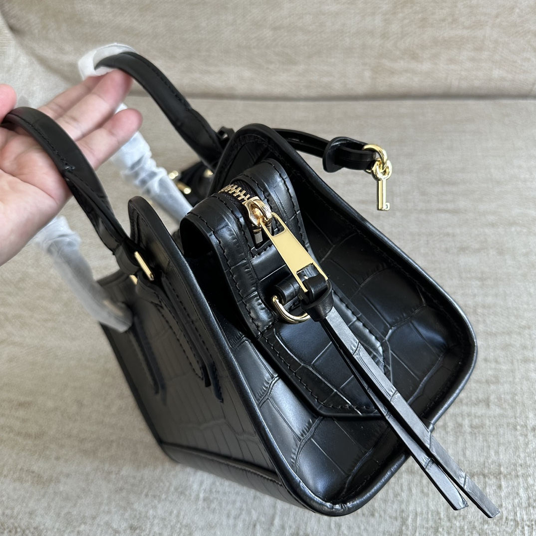 Marc Jacobs ～mj手提斜挎包 新款 鳄鱼纹牛皮 一模一样的东西 有 吊牌和防尘袋 肩带可拆卸可调节长短 保真 火