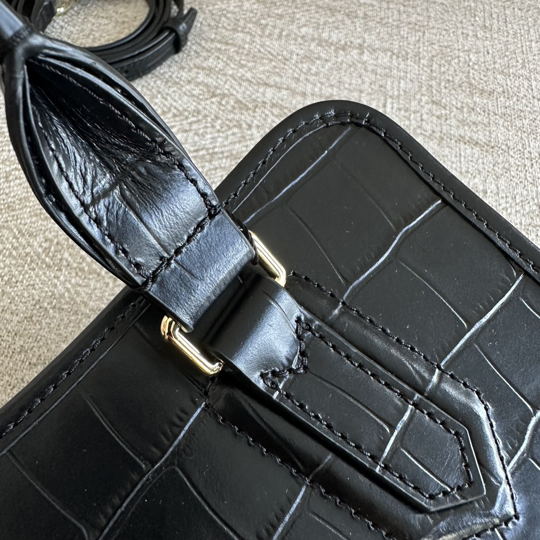Marc Jacobs ～mj手提斜挎包 新款 鳄鱼纹牛皮 一模一样的东西 有 吊牌和防尘袋 肩带可拆卸可调节长短 保真 火