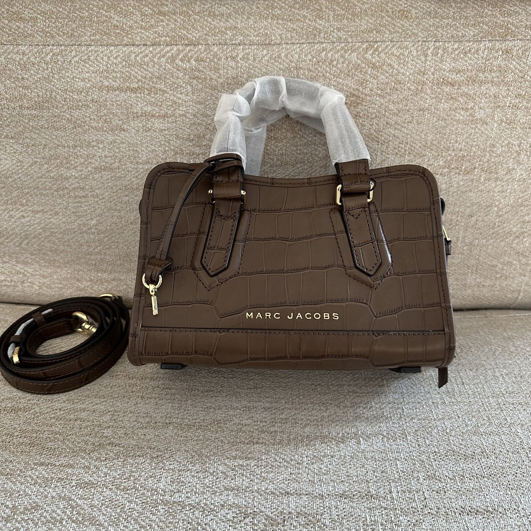 Marc Jacobs ～mj手提斜挎包 新款 鳄鱼纹牛皮 一模一样的东西 有 吊牌和防尘袋 肩带可拆卸可调节长短 保真 火