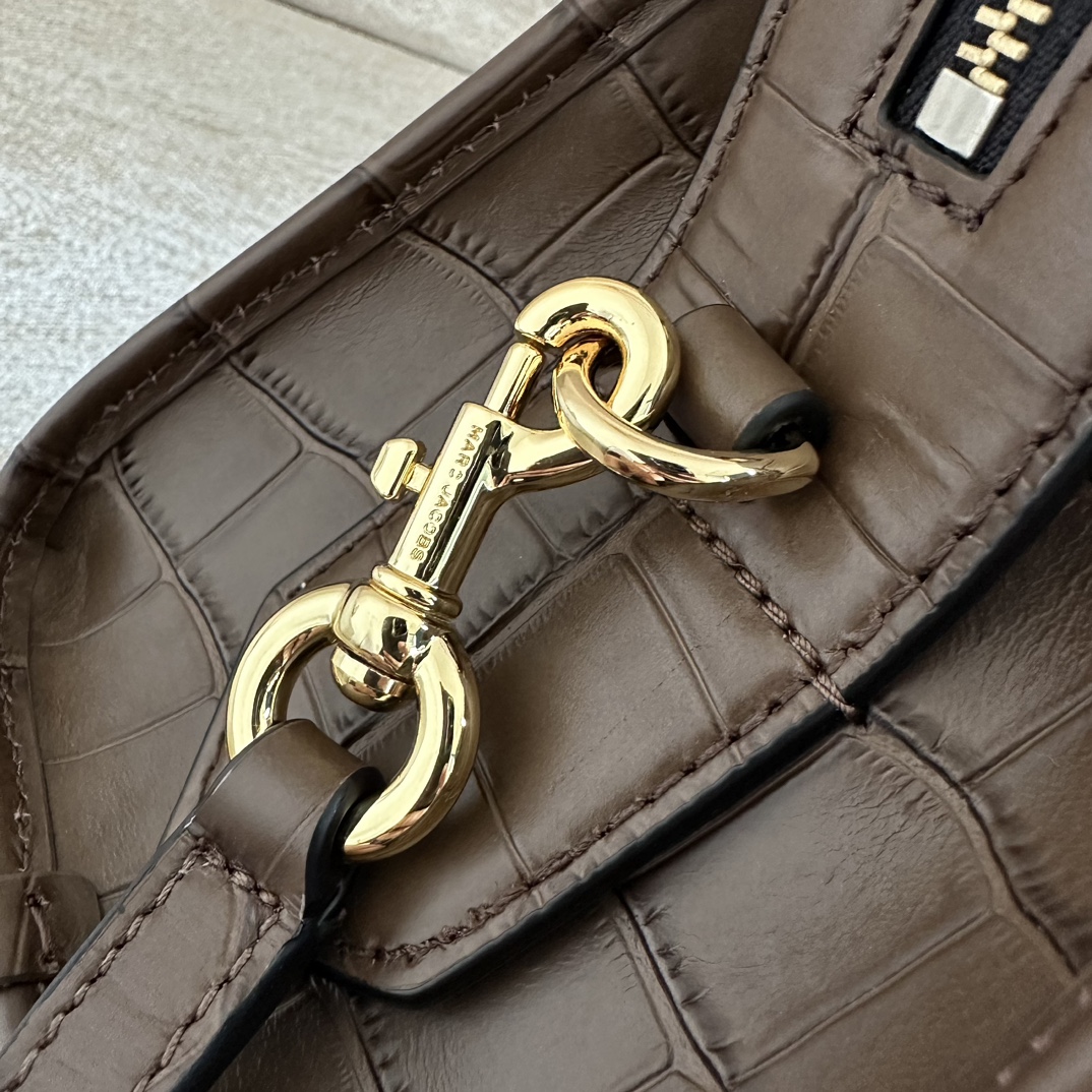 Marc Jacobs ～mj手提斜挎包 新款 鳄鱼纹牛皮 一模一样的东西 有 吊牌和防尘袋 肩带可拆卸可调节长短 保真 火