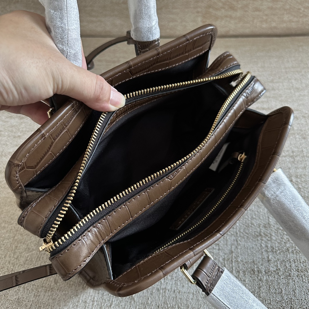 Marc Jacobs ～mj手提斜挎包 新款 鳄鱼纹牛皮 一模一样的东西 有 吊牌和防尘袋 肩带可拆卸可调节长短 保真 火