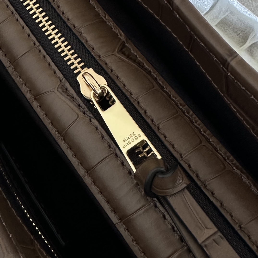 Marc Jacobs ～mj手提斜挎包 新款 鳄鱼纹牛皮 一模一样的东西 有 吊牌和防尘袋 肩带可拆卸可调节长短 保真 火