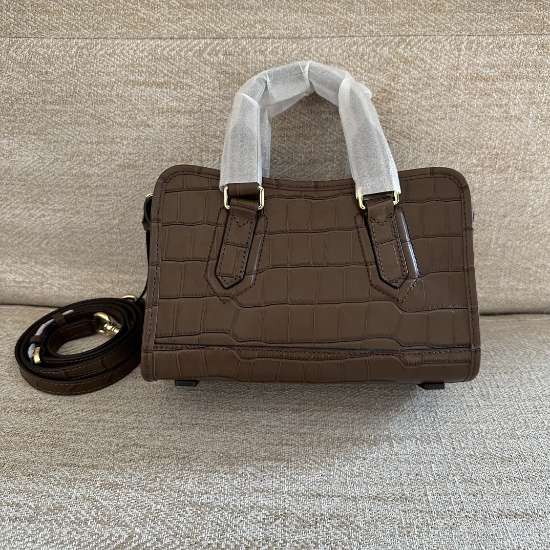 Marc Jacobs ～mj手提斜挎包 新款 鳄鱼纹牛皮 一模一样的东西 有 吊牌和防尘袋 肩带可拆卸可调节长短 保真 火