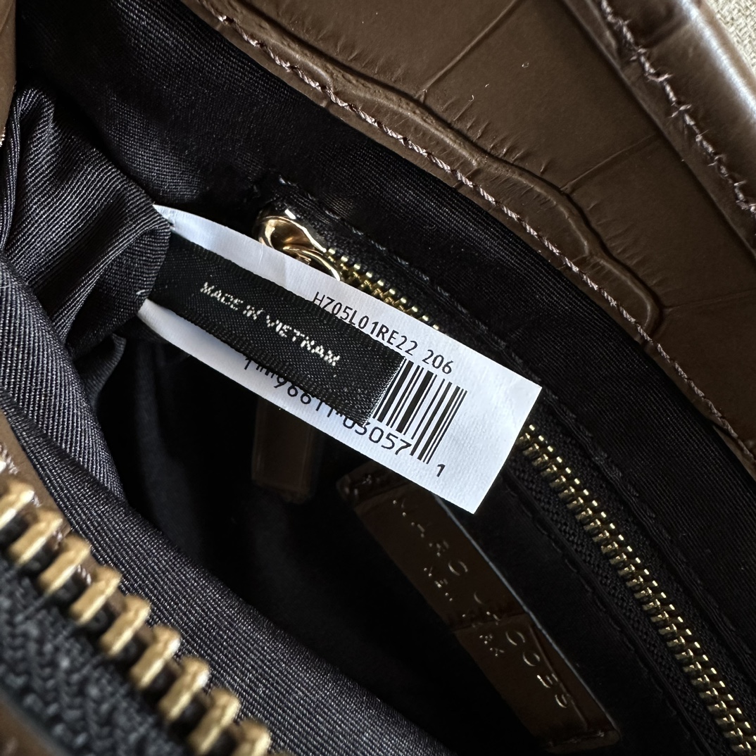 Marc Jacobs ～mj手提斜挎包 新款 鳄鱼纹牛皮 一模一样的东西 有 吊牌和防尘袋 肩带可拆卸可调节长短 保真 火