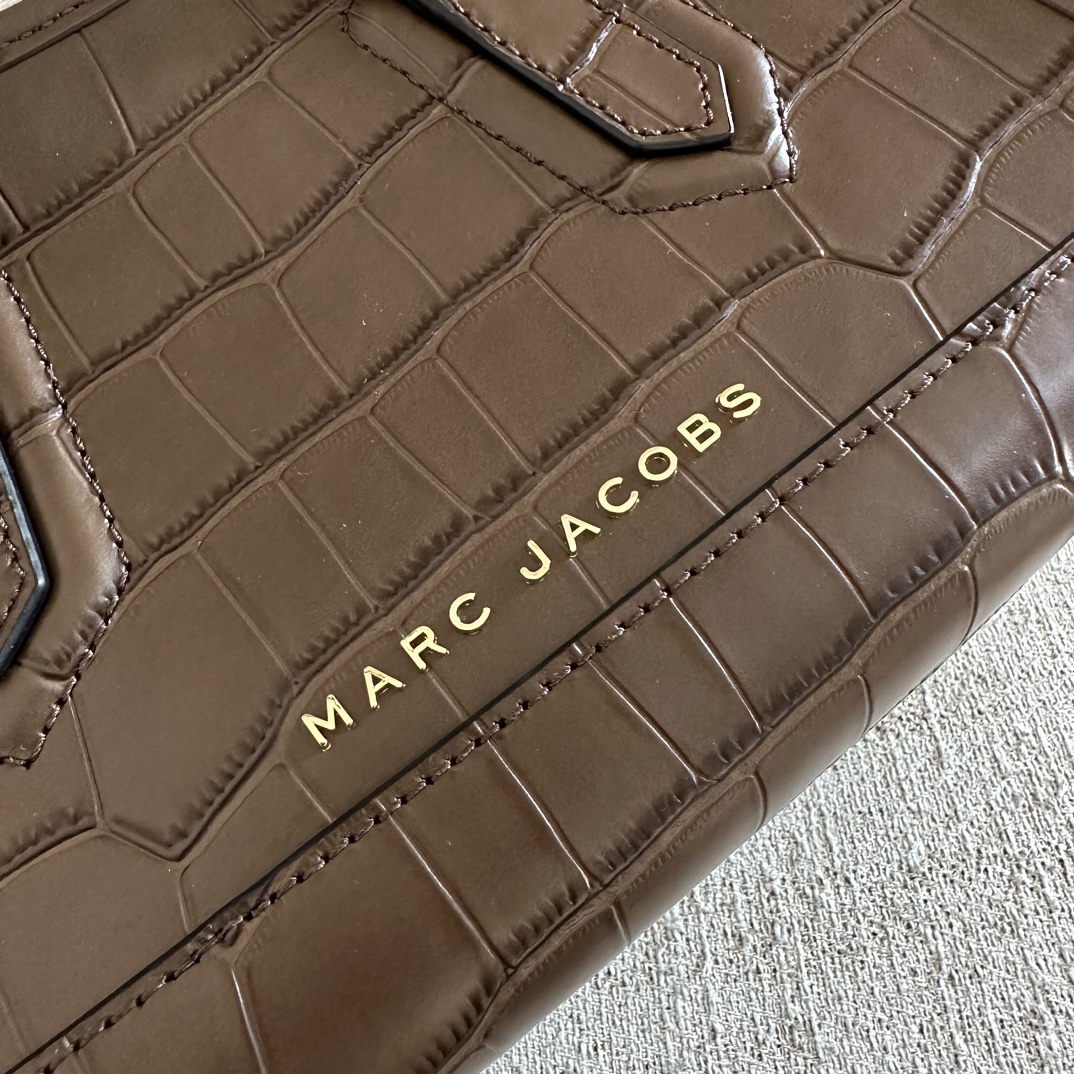 Marc Jacobs ～mj手提斜挎包 新款 鳄鱼纹牛皮 一模一样的东西 有 吊牌和防尘袋 肩带可拆卸可调节长短 保真 火