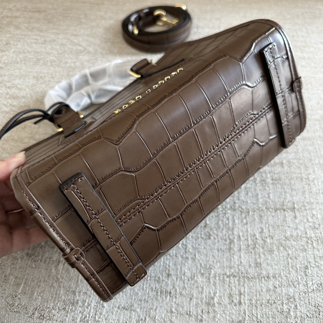 Marc Jacobs ～mj手提斜挎包 新款 鳄鱼纹牛皮 一模一样的东西 有 吊牌和防尘袋 肩带可拆卸可调节长短 保真 火