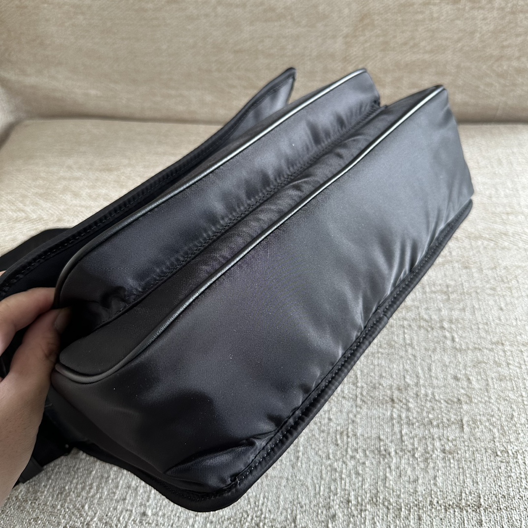 Saint Laurent ysl men's new bag NIKI ECONYL MESSENGER handbag Regenerated nylon version of the iconic NIKI handbag Decorated with LE CASSANDRE an
