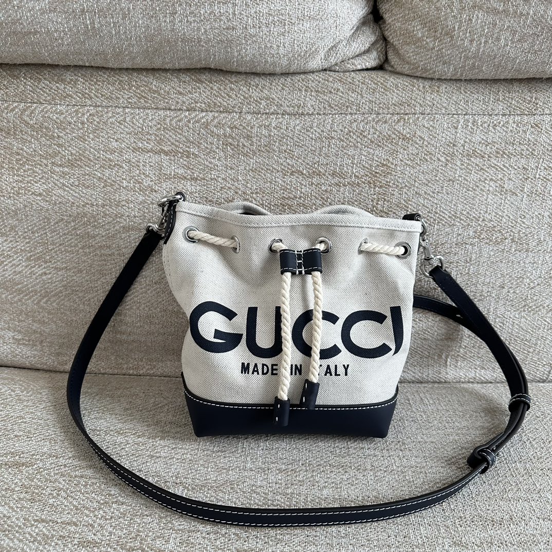 Gucci 7 étoiles
 Sac Seau Sacs À Bandoulière & À Épaule Couleur beige Bleu Imprimé Toile Cuir de vache Série printemps GG Supreme Mini