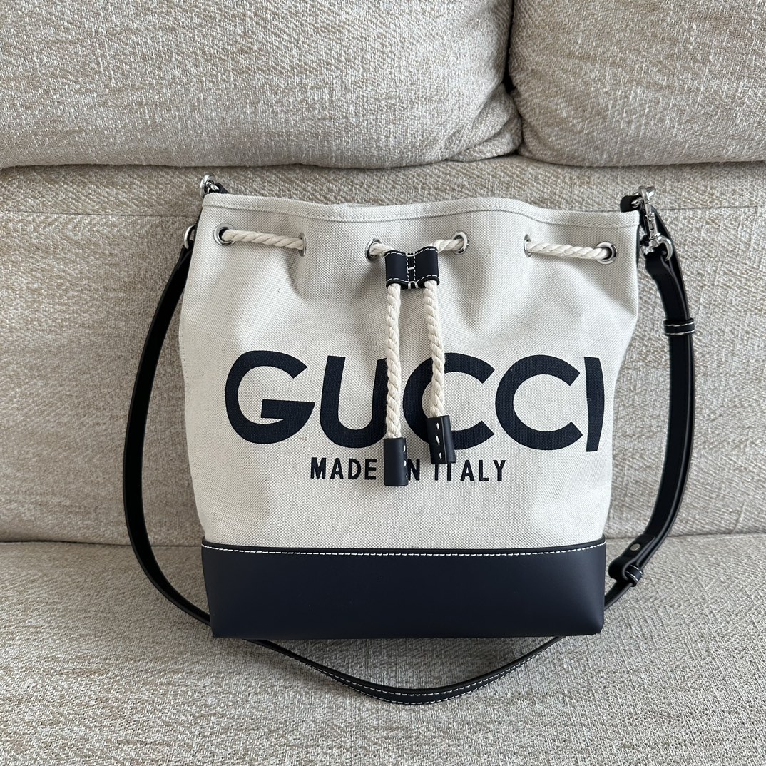 Gucci Sac Seau Sacs À Bandoulière & À Épaule Couleur beige Bleu Imprimé Toile Cuir de vache Série printemps GG Supreme