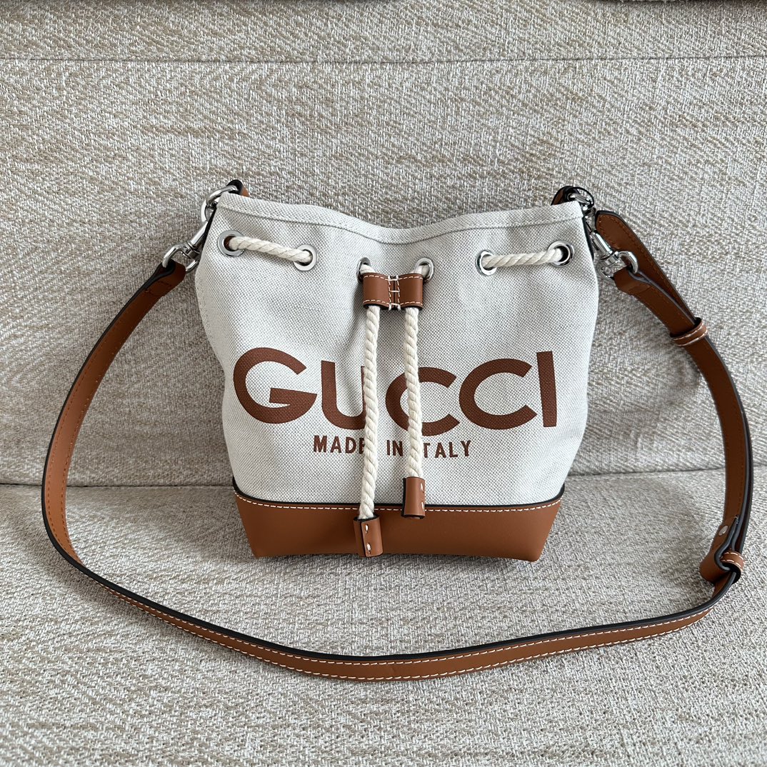 Gucci Sac Seau Sacs À Bandoulière & À Épaule Couleur beige Le Brun Imprimé Toile Cuir de vache Série printemps GG Supreme Mini