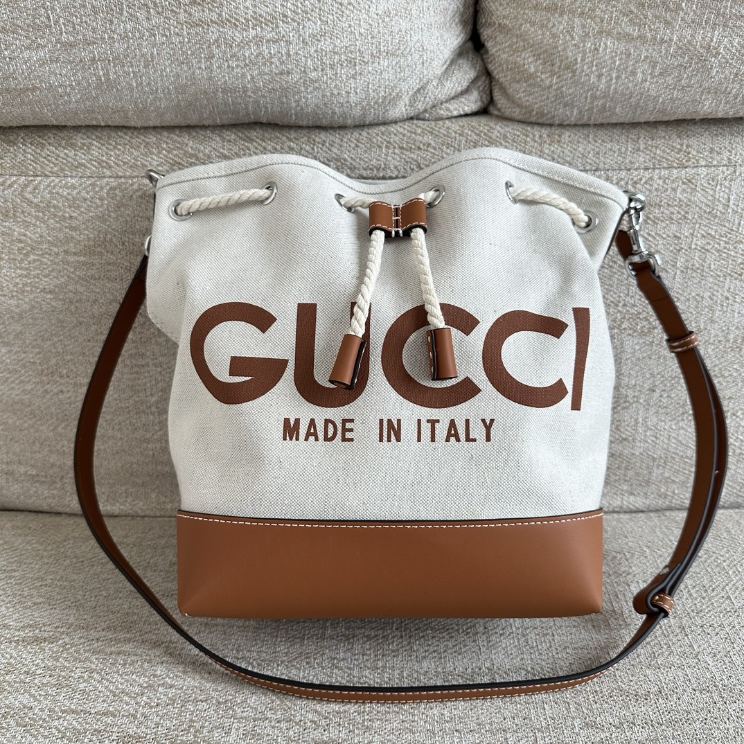 Gucci Sac Seau Sacs À Bandoulière & À Épaule Couleur beige Le Brun Imprimé Toile Cuir de vache Série printemps GG Supreme