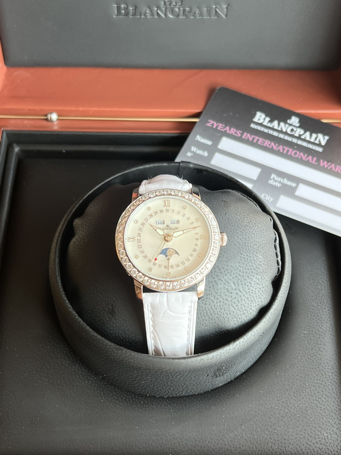 NO:150505,Baobo Women's 3663 Full Calendar Watch 35mm, TWT Factory hired a watchmaker to pass countless tests in two years, and damaged hundreds of movements during this period. From week, moon phase, to calendar, and month, it restores the authentic watchmaking characteristics one by one, showing its timeless charm in the same way!  A new watch is launched. The two windows at twelve o'clock show the week and month respectively. The watch's sub-dial at 6 o'clock can read the moon phase display, and the edge displays the clock!  The original size is 35mm. The front and back of the watch are sapphire crystal glass, the belt is imported crocodile leather, the buckle is made of the same material as the case, and the movement is equipped with a custom cal.6763 automatic winding movement, which restores the authenticity to the maximum energy level!  TwT watch factory lets you at low prices!  Buy 95% of genuine products!  Nothing can match the word 