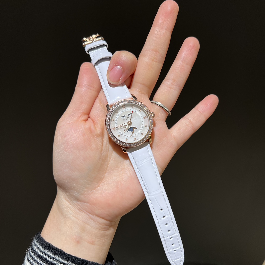 NO:146930,Rose stone Blancpain Moon Beauty Natural Fritillary Dish Women's Watch, JB Women's Clothing 3663 Full Calendar Moon Phase Watch 35mm, TwT Factory hired a watchmaker to pass countless tests in two years, and damaged hundreds of movements during this period. From week, moon phase, to calendar, month, restore the authentic watchmaking characteristics one by one, showing its timeless charm in the same way!  A new watch is launched. The two windows at twelve o'clock show the week and month respectively. The watch's sub-dial at 6 o'clock can read the moon phase display, the middle circle indicates the date, and the edge position shows the clock!  The original size is 35mm. The front and back of the watch are made of sapphire crystal glass, the belt is imported crocodile leather, the buckle is made of the same material as the case, and the movement is equipped with a custom cal.6763 automatic winding movement, which restores the authenticity to the maximum energy level!  TwT watch factory lets you at low prices!  Buy 95% of genuine products!  Nothing can match the word 