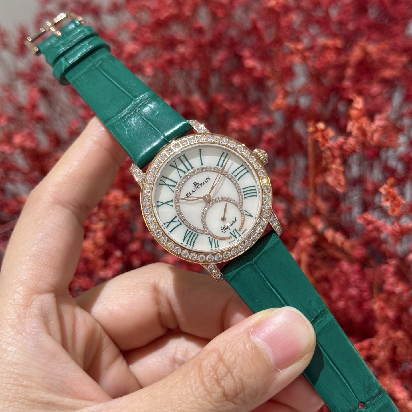 NO:158826,Super Blancpain 3661 Diamond Women's Watch Brand New Product - Blancpain Diamond Ball Series Watches made a stunning debut!  [Movement] Restore the structure of the 1163 movement, the integrated machine improves the stability of the movement, noble and elegant body, showing the queen's style!  [Dial] Mother of pearl disc, set with 70 bright diamonds, beautiful and flashing. [Case] ​​The watch size is 34.9mm mm, the overall thickness is 9.2mm original uniform ultra-thin design. The lugs are diamond-set (the bezel, lugs and crown are inlaid with 59 bright diamonds, with a total weight of 2 carats) 1. Consistent with the original, the back of the case is marked with precious metal logo, the effect is clear and neat, showing the watch's grade. 2. Dome glass, using sapphire glass mirror to reflect the brilliant light brought by diamonds, showing the noble blood of the watch. [Band] American crocodile leather strap, crocodile skin19860909超美宝珀3661钻石女表 品牌新品——宝珀钻石舞会系列腕表惊艳登场！【机芯】还原1163机芯结构,一体机提升机芯稳定性,体态高贵典雅,尽显女王风范！【表盘】珍珠贝母盘,镶嵌70颗璀璨美钻,美丽闪烁.【表壳】腕表尺寸34.9mm毫米,整体厚度9.2mm原装一致超薄设计.表耳镶钻(表圈、表耳和表冠共镶嵌有59颗璀璨美钻,总重达2克拉)1.与原装吻合,在表壳背部均打有贵金属标识,效果清晰工整,彰显腕表档次.2.穹面玻璃,采用蓝宝石玻璃镜面折射钻石带来的璀璨光芒,更显腕表高贵血统.【表带】美洲鳄鱼皮表带,,crocodile skin,Watch