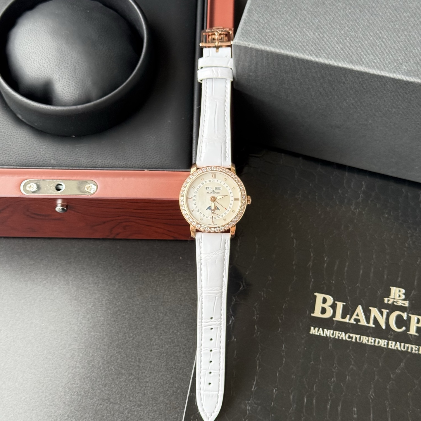 NO:394531,Super Blancpain· Blancpain Moon Beauty Natural Fritillary Dish Women's Watch ·JB Women's Clothing 3663 Full Calendar Moon Phase Watch 35mm, TwT Factory hired a watchmaker to pass countless tests in two years, and damaged hundreds of movements during this period. From week, moon phase, to calendar, month, restore the authentic watchmaking characteristics one by one, showing its timeless charm in the same way!  ·A new watch is launched, and the two windows at twelve o'clock show the week and month respectively. The watch's sub-dial at 6 o'clock can read the moon phase display, the middle circle indicates the date, and the edge position shows the clock!  ·The original size is 35mm, the front and back of the watch are sapphire crystal glass. The belt is imported crocodile leather, and the buckle is made of the same material as the case. ·The movement is equipped with a custom cal.6763 automatic winding movement, which restores the authenticity to the maximum energy level!   ·TwT watch factory lets you at low prices!  Buy 95% of genuine products!  ·Nothing can match the word 'like' in thousands of words. As long as you like it, it is worth it!   ·TwT's production must be a top-notch product, welcome to taste it!  !, crocodile skin19860909超美宝珀· 宝珀月亮美人天然贝母盘女表 ·JB女装3663全历月相腕表35mm,TwT Factory 聘请制表师傅通过两年无数次测试,期间损坏机芯上百个,从星期,月相,到日历,月份一一还原正品制表特质,以相同方式展现其隽永魅力！ ·推出新品腕表,十二点位置两个窗口分别显示星期和月份,腕表在6点钟位置的副表盘可读取月相显示,中间圈指示日期,边缘位置则显示时钟！ ·原装尺寸35mm,腕表前后均采用蓝宝石水晶玻璃 ·皮带采用进口鳄鱼皮,表扣则与表壳同材质的原装折叠扣 ·机芯搭载定制cal.6763型自动上链机芯,最大能量度还原正品！  ·TwT腕表工厂让你以低的价格！买到百分之95的正品！ ·千言万语都抵不过“喜欢”二字,只要喜欢,那就是值得！  ·TwT出品必属精品,欢迎品鉴！!,,crocodile skin,Watch