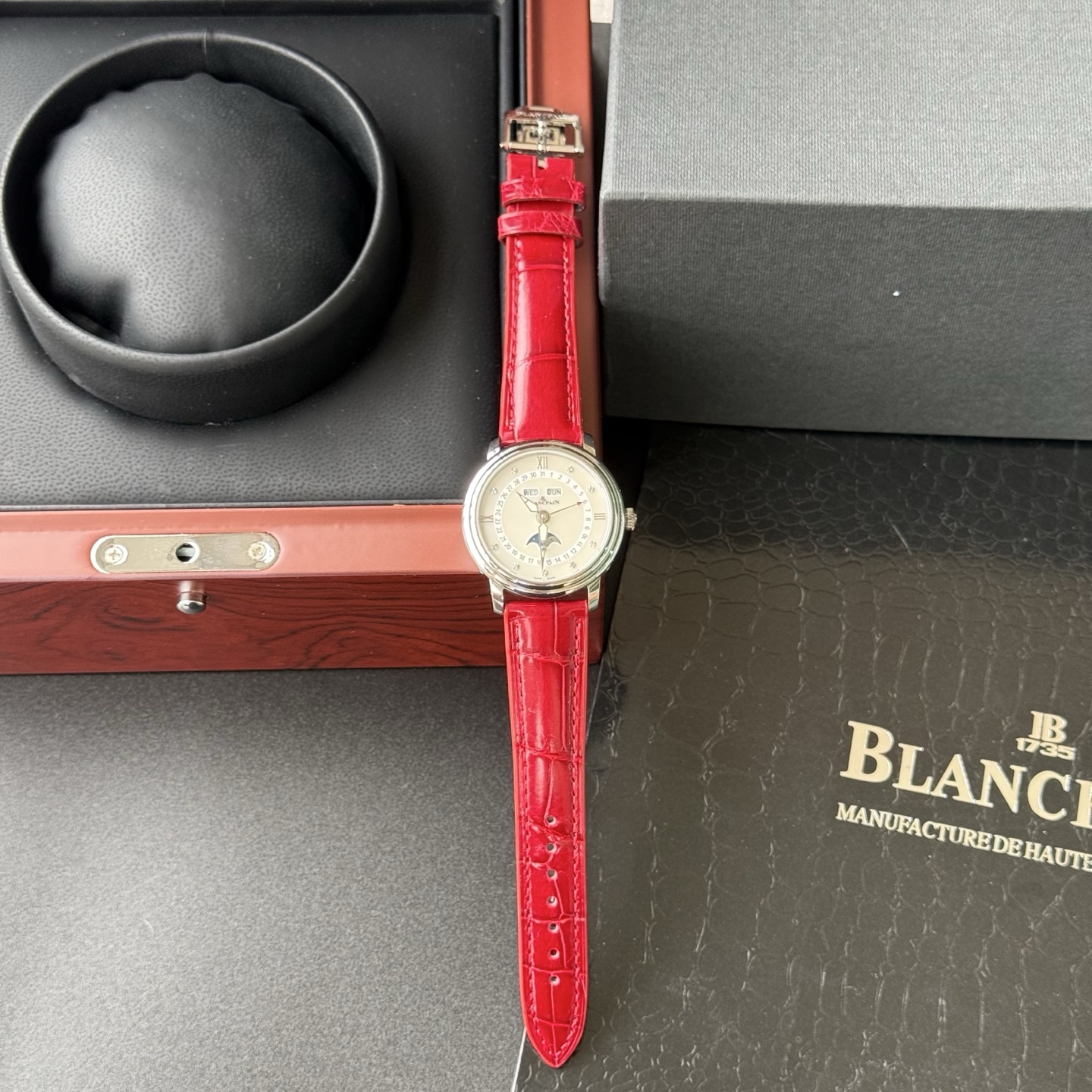 NO:394524,Super Blancpain· Blancpain Moon Beauty Natural Fritillary Dish Women's Watch ·JB Women's Clothing 3663 Full Calendar Moon Phase Watch 35mm, TwT Factory hired a watchmaker to pass countless tests in two years, and damaged hundreds of movements during this period. From week, moon phase, to calendar, month, restore the authentic watchmaking characteristics one by one, showing its timeless charm in the same way!  ·A new watch is launched, and the two windows at twelve o'clock show the week and month respectively. The watch's sub-dial at 6 o'clock can read the moon phase display, the middle circle indicates the date, and the edge position shows the clock!  ·The original size is 35mm, the front and back of the watch are sapphire crystal glass. The belt is imported crocodile leather, and the buckle is made of the same material as the case. ·The movement is equipped with a custom cal.6763 automatic winding movement, which restores the authenticity to the maximum energy level!  ·TwT watch factory lets you at low prices!  Buy 95% of genuine products!  ·Nothing can match the word 'like' in thousands of words. As long as you like it, it is worth it!   ·TwT's production must be a top-notch product, welcome to taste it!  !, crocodile skin19860909超美宝珀· 宝珀月亮美人天然贝母盘女表 ·JB女装3663全历月相腕表35mm,TwT Factory 聘请制表师傅通过两年无数次测试,期间损坏机芯上百个,从星期,月相,到日历,月份一一还原正品制表特质,以相同方式展现其隽永魅力！ ·推出新品腕表,十二点位置两个窗口分别显示星期和月份,腕表在6点钟位置的副表盘可读取月相显示,中间圈指示日期,边缘位置则显示时钟！ ·原装尺寸35mm,腕表前后均采用蓝宝石水晶玻璃 ·皮带采用进口鳄鱼皮,表扣则与表壳同材质的原装折叠扣 ·机芯搭载定制cal.6763型自动上链机芯,最大能量度还原正品！ ·TwT腕表工厂让你以低的价格！买到百分之95的正品！ ·千言万语都抵不过“喜欢”二字,只要喜欢,那就是值得！  ·TwT出品必属精品,欢迎品鉴！!,,crocodile skin,Watch