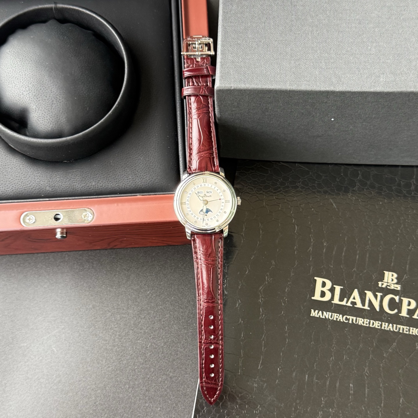 NO:394525,Super Blancpain· Blancpain Moon Beauty Natural Fritillary Dish Women's Watch ·JB Women's Clothing 3663 Full Calendar Moon Phase Watch 35mm, TwT Factory hired a watchmaker to pass countless tests in two years, and damaged hundreds of movements during this period. From week, moon phase, to calendar, month, restore the authentic watchmaking characteristics one by one, showing its timeless charm in the same way!  ·A new watch is launched, and the two windows at twelve o'clock show the week and month respectively. The watch's sub-dial at 6 o'clock can read the moon phase display, the middle circle indicates the date, and the edge position shows the clock!  ·The original size is 35mm, the front and back of the watch are sapphire crystal glass. The belt is imported crocodile leather, and the buckle is made of the same material as the case. ·The movement is equipped with a custom cal.6763 automatic winding movement, which restores the authenticity to the maximum energy level!   ·TwT watch factory lets you at low prices!  Buy 95% of genuine products!  ·Nothing can match the word 'like' in thousands of words. As long as you like it, it is worth it!   ·TwT's production must be a top-notch product, welcome to taste it!  !, crocodile skin19860909超美宝珀· 宝珀月亮美人天然贝母盘女表 ·JB女装3663全历月相腕表35mm,TwT Factory 聘请制表师傅通过两年无数次测试,期间损坏机芯上百个,从星期,月相,到日历,月份一一还原正品制表特质,以相同方式展现其隽永魅力！ ·推出新品腕表,十二点位置两个窗口分别显示星期和月份,腕表在6点钟位置的副表盘可读取月相显示,中间圈指示日期,边缘位置则显示时钟！ ·原装尺寸35mm,腕表前后均采用蓝宝石水晶玻璃 ·皮带采用进口鳄鱼皮,表扣则与表壳同材质的原装折叠扣 ·机芯搭载定制cal.6763型自动上链机芯,最大能量度还原正品！  ·TwT腕表工厂让你以低的价格！买到百分之95的正品！ ·千言万语都抵不过“喜欢”二字,只要喜欢,那就是值得！  ·TwT出品必属精品,欢迎品鉴！!,,crocodile skin,Watch