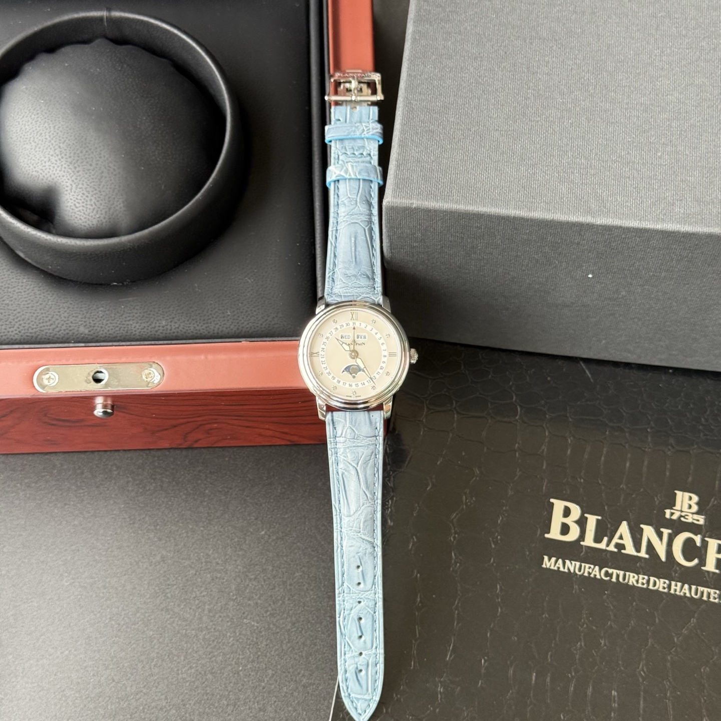 NO:394528,Super Blancpain· Blancpain Moon Beauty Natural Fritillary Dish Women's Watch ·JB Women's Clothing 3663 Full Calendar Moon Phase Watch 35mm, TwT Factory hired a watchmaker to pass countless tests in two years, and damaged hundreds of movements during this period. From week, moon phase, to calendar, month, restore the authentic watchmaking characteristics one by one, showing its timeless charm in the same way!  ·A new watch is launched, and the two windows at twelve o'clock show the week and month respectively. The watch's sub-dial at 6 o'clock can read the moon phase display, the middle circle indicates the date, and the edge position shows the clock!  ·The original size is 35mm, the front and back of the watch are sapphire crystal glass. The belt is imported crocodile leather, and the buckle is made of the same material as the case. ·The movement is equipped with a custom cal.6763 automatic winding movement, which restores the authenticity to the maximum energy level!  ·TwT watch factory lets you at low prices!  Buy 95% of genuine products!  ·Nothing can match the word 'like' in thousands of words. As long as you like it, it is worth it!   ·TwT's production must be a top-notch product, welcome to taste it!  !, crocodile skin19860909超美宝珀· 宝珀月亮美人天然贝母盘女表 ·JB女装3663全历月相腕表35mm,TwT Factory 聘请制表师傅通过两年无数次测试,期间损坏机芯上百个,从星期,月相,到日历,月份一一还原正品制表特质,以相同方式展现其隽永魅力！ ·推出新品腕表,十二点位置两个窗口分别显示星期和月份,腕表在6点钟位置的副表盘可读取月相显示,中间圈指示日期,边缘位置则显示时钟！ ·原装尺寸35mm,腕表前后均采用蓝宝石水晶玻璃 ·皮带采用进口鳄鱼皮,表扣则与表壳同材质的原装折叠扣 ·机芯搭载定制cal.6763型自动上链机芯,最大能量度还原正品！ ·TwT腕表工厂让你以低的价格！买到百分之95的正品！ ·千言万语都抵不过“喜欢”二字,只要喜欢,那就是值得！  ·TwT出品必属精品,欢迎品鉴！!,,crocodile skin,Watch