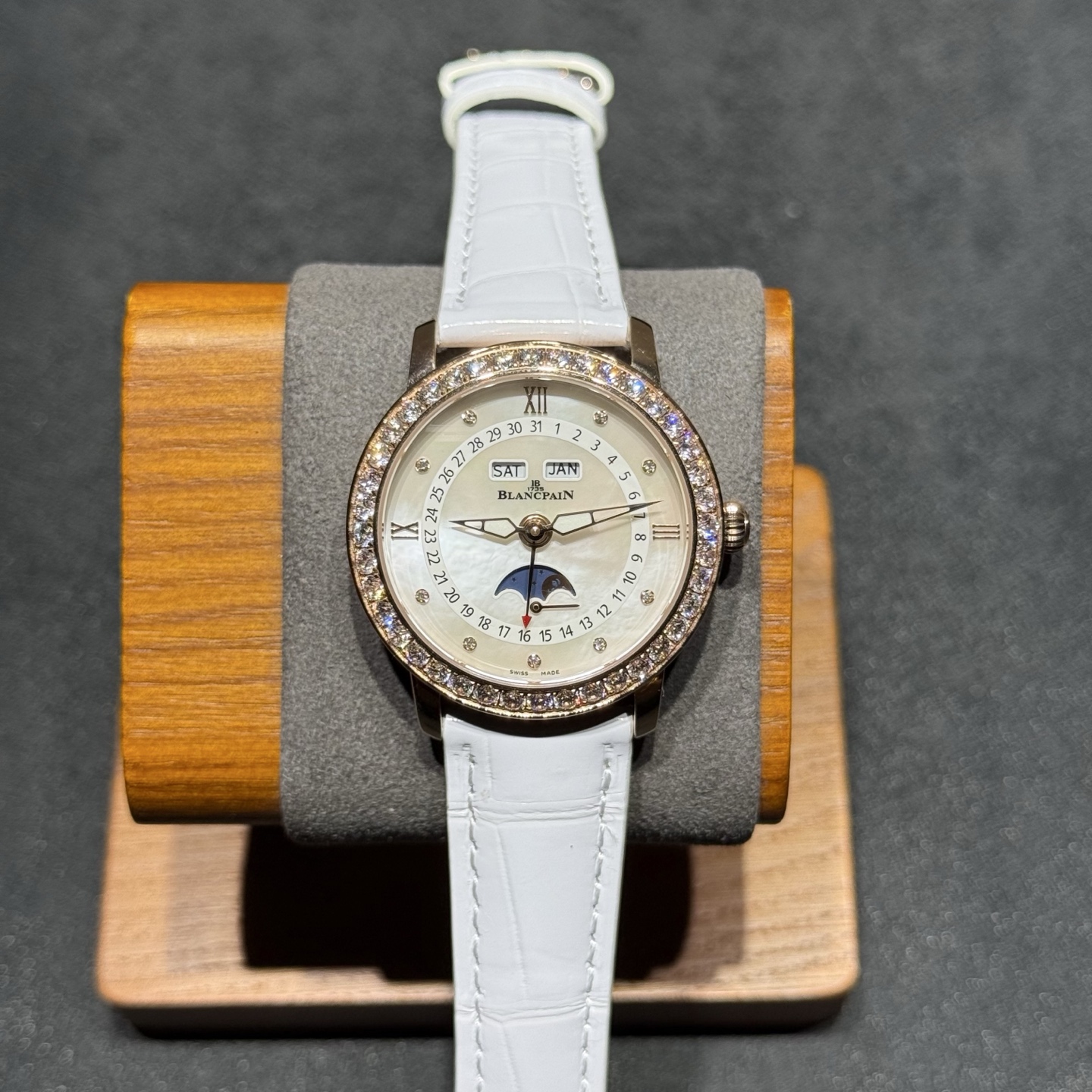 NO:715023,V2 version upgrade Blancpain Moon Beauty natural mother-of-pearl dial women's watch, JB women's 3663 full calendar moon phase watch 35mm, launches new watch, two windows at 12 o'clock display the day of the week and month respectively, the watch's sub-dial at 6 o'clock can read the moon phase display, the middle circle indicates the date, and the edge position displays the clock!  The original size is 35mm. The front and rear of the watch are made of sapphire crystal glass. The belt is made of imported crocodile leather. The buckle is an original folding buckle made of the same material as the watch case. The movement is equipped with a customized cal.6763 automatic winding movement, which restores the original product with maximum energy!  [Upgraded version] 1. The details of the moon phase smiley face and open eyes have been updated, and the moon phases of different colors have been corrected and corrected. 2. The side buttons have been upgraded, and the spring buttons have been extended to make them less likely to get stuck. 3. Fixed some calendar pointer errors.,,crocodile skin19860909V2版本升级 宝珀月亮美人天然贝母盘女表,JB女装3663全历月相腕表35mm,推出新品腕表,十二点位置两个窗口分别显示星期和月份,腕表在6点钟位置的副表盘可读取月相显示,中间圈指示日期,边缘位置则显示时钟！原装尺寸35mm,腕表前后均采用蓝宝石水晶玻璃,皮带采用进口鳄鱼皮,表扣则与表壳同材质的原装折叠扣,机芯则搭载定制cal.6763型自动上链机芯,最大能量度还原正品！【升级版】  1.月相笑脸和睁眼细节更新,不同配色月相更正,修正细节.  2.侧面按钮升级,弹簧按钮加长限程,不易卡顿.  3.修正部分日历指针不正.,,crocodile skin,Watch