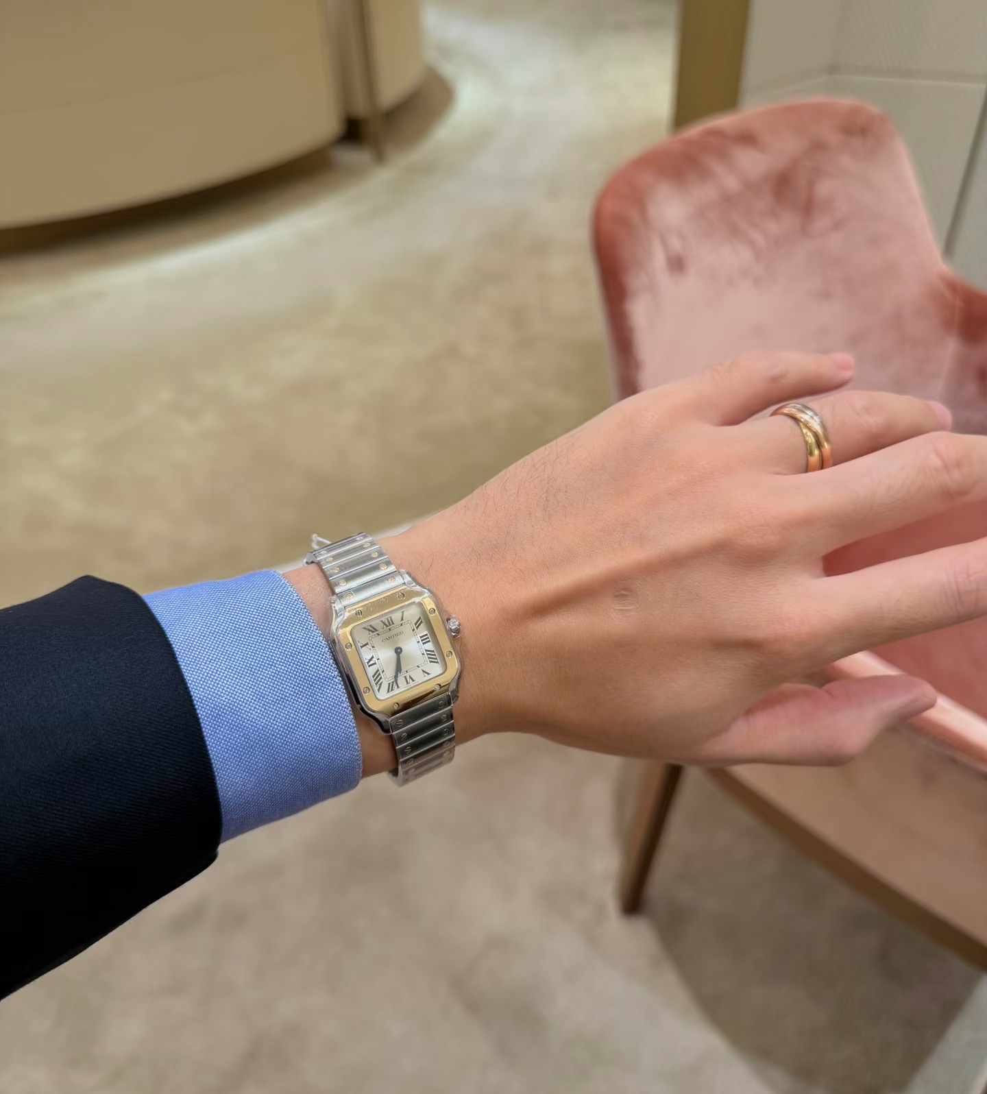 NO:754916,White shell, gold shell, all gold 'A woman who wears Santos never chases time, she sets time.' Cartier CARTIER F6 Santos series SANTOS de Cartier- WSSA0082 is newly launched. The classic square plate is reborn, and the small size 27mmx 34mm  1. The finely polished upper and lower split-structure curved square dial shows superb craftsmanship, and is truly - rigid when viewed from the square, soft when viewed from the round. 2. It is matched with a silver-gray radioactive pattern dial, such as a water-wave silver mirror, showing the cycle of the sun and the moon. 3. The new strap quick-release technology truly achieves silky smooth switching with one click, and the four seasons are orderly.  4. The Swiss quartz movement, which is accurate second by second, is committed to accompanying you steadily and freely in this high-paced modern society. S1 exquisitely recommends women’s Swiss quartz movement watches, cartier, cartier19860909白壳 金壳 全金 「戴山度士的女人,从不追赶时间,她定以时间」 卡地亚 CARTIER F6 山度士系列 SANTOS de Cartier- WSSA0082 全新推出. 经典方盘重生,小号尺寸27mmx 34mm x7mm更显腕间灵动. 原版开模,处处致敬经典.你认识他吗？ 1、精细打磨的上下分体结构式弧方形表盘尽现高超技艺,,真正的-观方见刚,观圆见柔. 2、搭配银灰色系的放射性纹饰表盘,如水波银镜,昭日月循环. 3、新型表带快拆技术真正做到一键丝滑切换,四时有序. 4、精准逐秒的瑞士石英机芯,更是致力于在这个高节奏的现代社会,陪伴您行稳致远,守放自如.S1精致推荐女士瑞士石英机芯腕表,,cartier,cartier,Watch