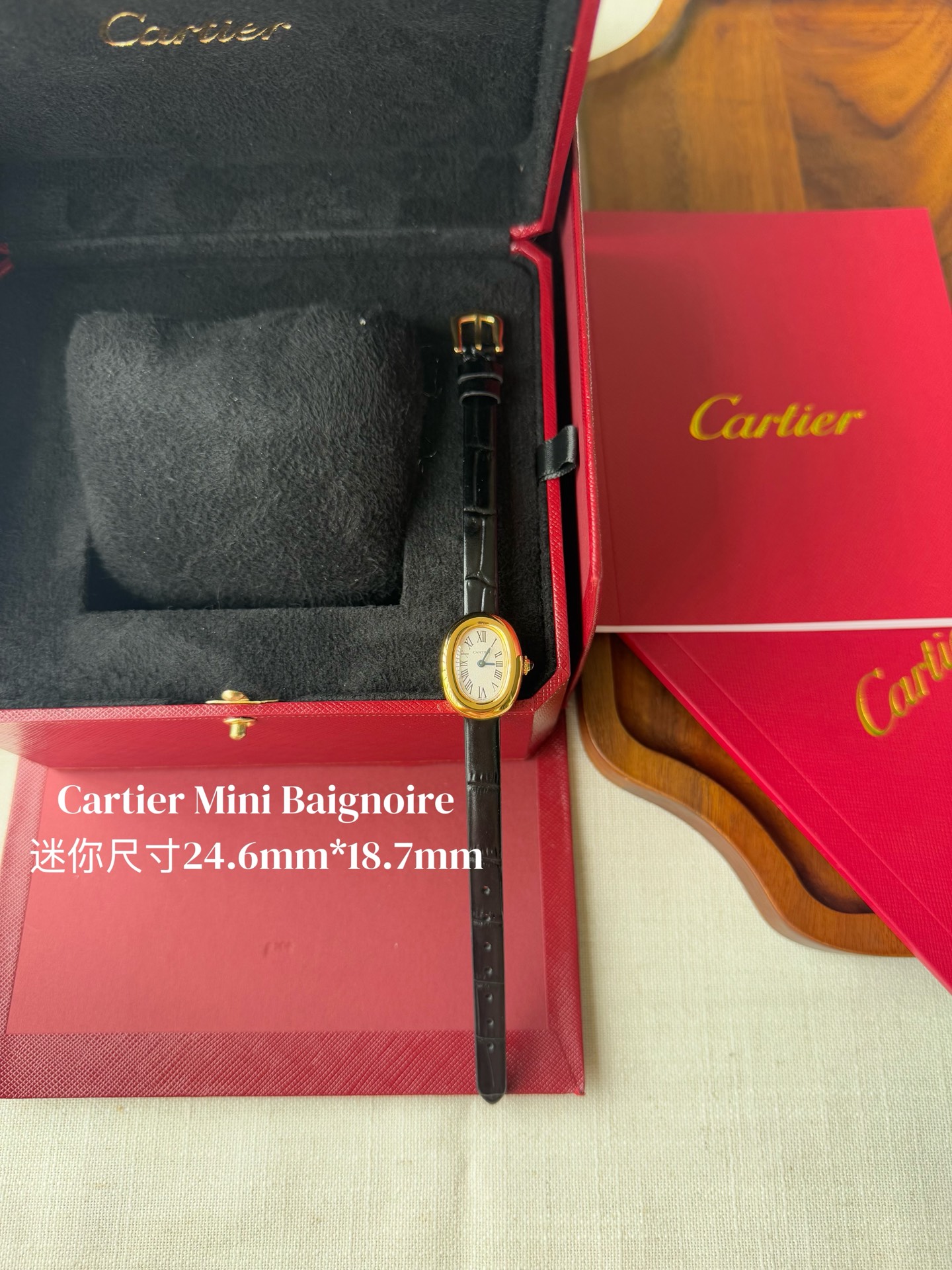 NO:821605,Cartier Mini Bathtub, Cartier Mini Baignoire is an aesthetic that is on everyone's mind. It is small but highly recognizable, with a round and smooth oval-shaped case and a round and delicate metallic luster, reflecting elegance and sophistication. The unique mini size is 24.6mm*18.7mm, with Cartier's classic Roman numerals, burnt steel blue hands and sapphire round crown, simple and simple Without sacrificing details. Every design demonstrates the brand's heritage and ingenuity. The light and docile arc-shaped wrist-fitting design is the ultimate expression of low-key luxury. It can be easily worn whether worn alone or stacked with jewelry. It is unobtrusive but enough to be remembered at a glance. This is the charm of the mini bathtub.,,cartier,cartier19860909卡地亚迷你浴缸,Cartier Mini Baignoire 长在每个人心尖上的审美.玲珑小巧却有极具辨识度,圆润流畅的椭园形表壳,金属光泽圆润细腻,折射出优雅与精致.独特迷你尺寸24.6mm*18.7mm,搭配卡地亚经典的罗马数字,烧钢蓝指针与蓝宝石浑圆表冠,简约 又不失细节.每一处设计都彰显品牌的传承与匠心.轻盈服帖的圆弧形贴手腕设计,是低调奢华的极致表现.无论单戴还是疊搭珠宝都能轻松驾驭,不张扬却足以让人一眼记住.这个就是迷你浴缸的魅力.,,cartier,cartier,Watch