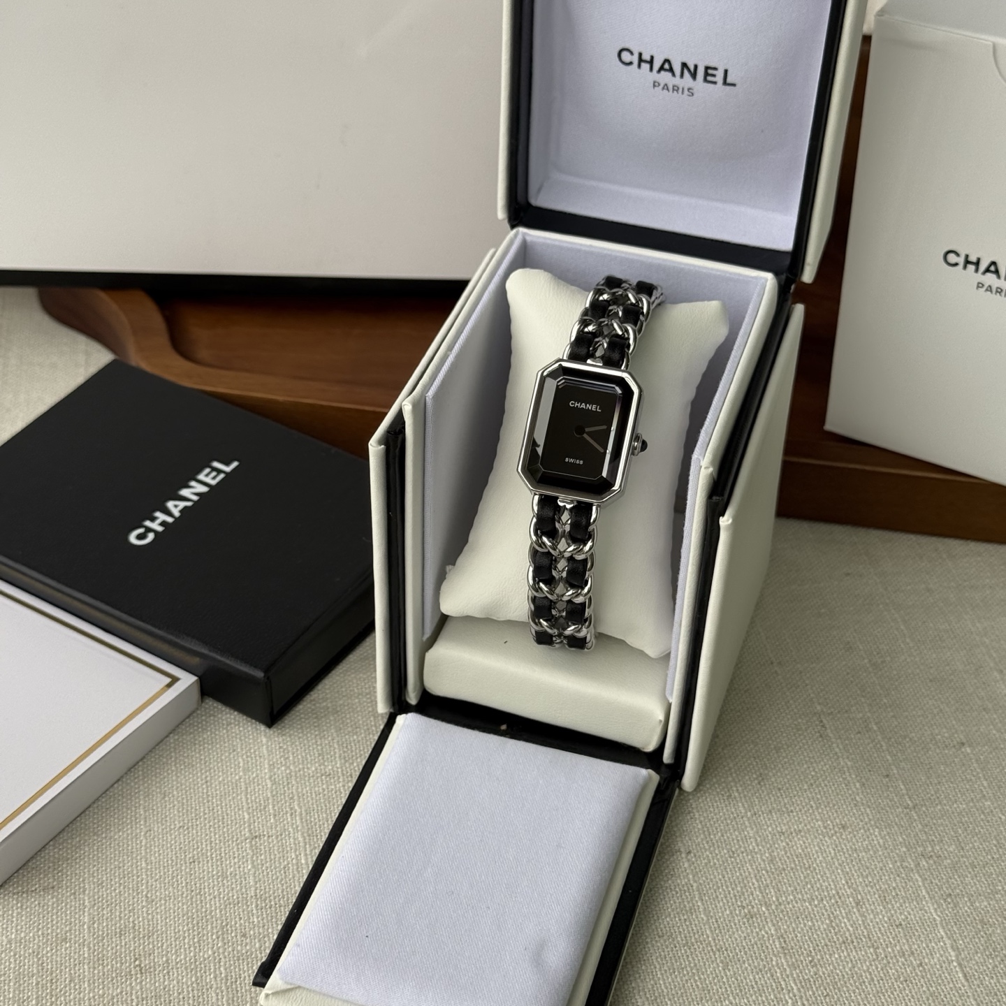 NO:944849,Chanel Chanel remiere series watch F6 In 1987, it was inspired by the outline of Place Vendôme in Paris. Medieval sugar cube women's watch. Watch 1 watch diameter 26.1  S1 exquisitely recommended ladies quartz watch,,chanel,chanel19860909香奈儿 Chanel remiere系列腕表 F6 1987年灵感源自巴黎芳登广场的轮廓 中古方糖女表 手表 1表径26.1X20毫米 2表壳材质精钢 3表盘材质漆面表盘  4表镜材质蓝宝石水晶玻璃 5表冠材质镶嵌蛋面切割缟玛瑙 6表冠材质精钢-皮革 7表扣材质精钢 8机芯瑞士石英机芯 S1精致推荐女士石英腕表,,chanel,chanel,Watch