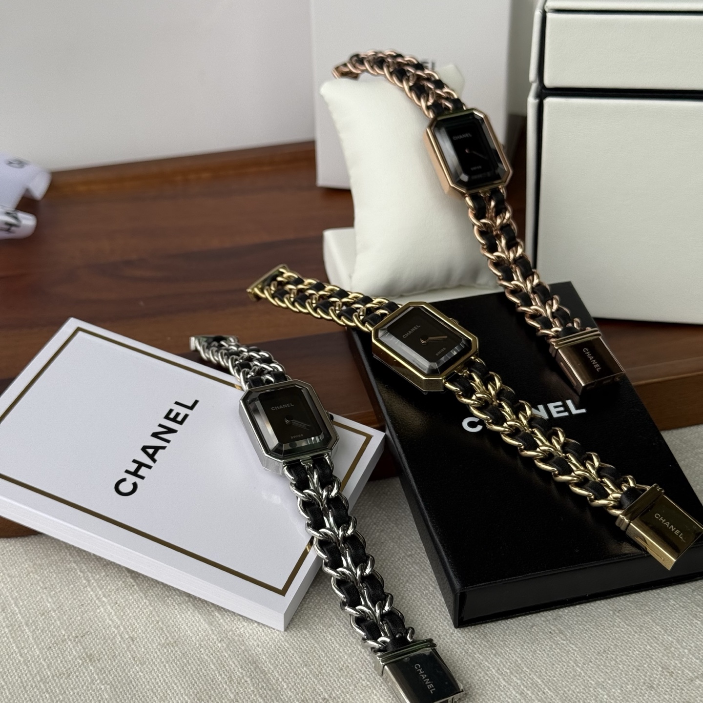 NO:944895,Chanel Chanel remiere series watch F6 In 1987, it was inspired by the outline of Place Vendôme in Paris. Medieval sugar cube women's watch. Watch 1 watch diameter 26.1  Chanel Chanel remiere series of watches Inspired by the outline of Place Vendôme in Paris in 1987 Medieval sugar cube women's watch Watch Color white steel, gold, rose gold Size s, m, l S1 Exquisite recommended women's quartz watch,,chanel,chanel19860909香奈儿 Chanel remiere系列腕表 F6 1987年灵感源自巴黎芳登广场的轮廓 中古方糖女表 手表 1表径26.1X20毫米 2表壳材质精钢 3表盘材质漆面表盘  4表镜材质蓝宝石水晶玻璃 5表冠材质镶嵌蛋面切割缟玛瑙 6表冠材质精钢-皮革 7表扣材质精钢 8机芯瑞士石英机芯 香奈儿Chanel remiere系列腕表 1987年灵感源自巴黎芳登广场的轮廓 中古方糖女表 手表 颜色白钢、金色、玫瑰金色 尺寸s、m、l S1精致推荐女士石英腕表,,chanel,chanel,Watch
