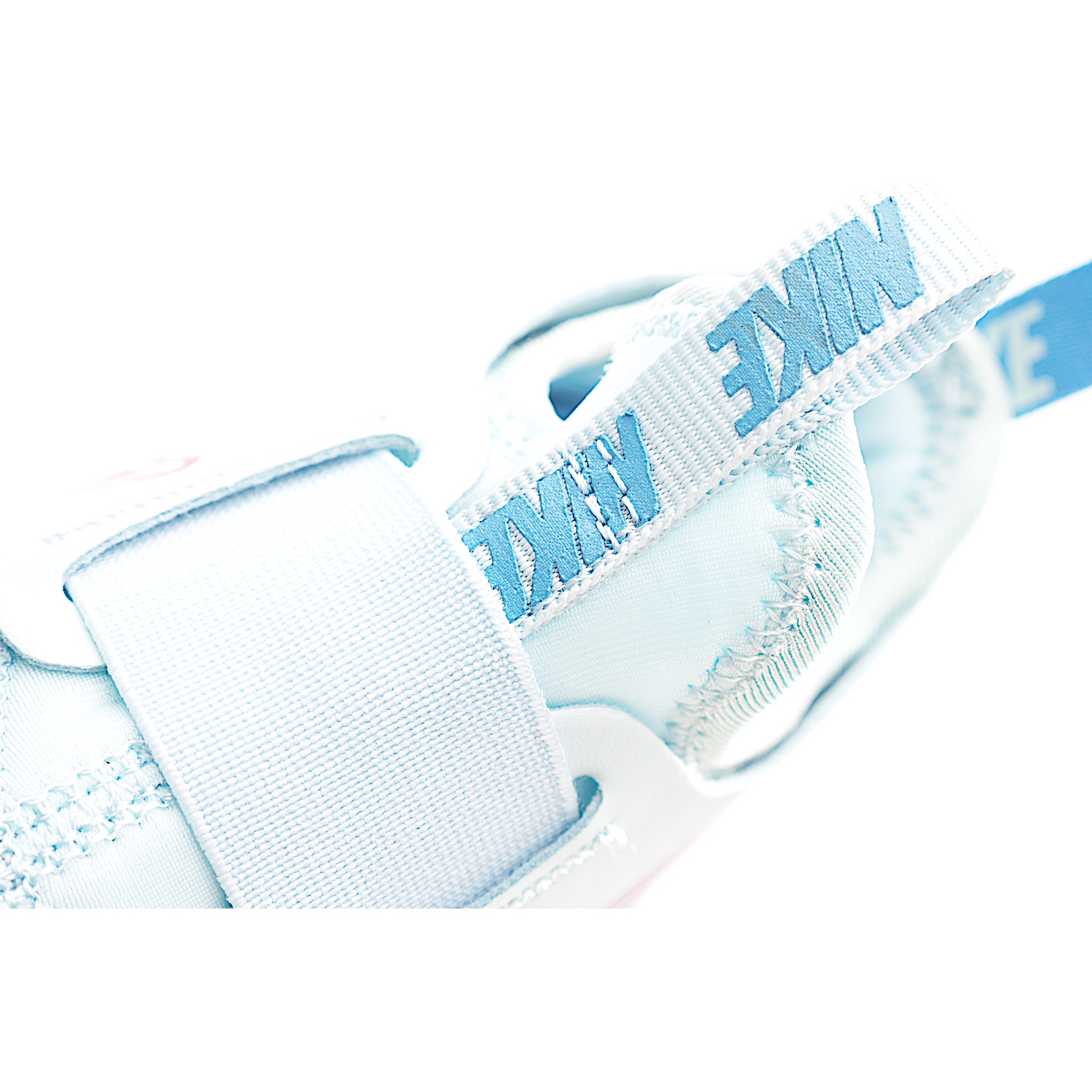 图片[5]-赤足3代儿童一脚蹬易穿脱运动鞋采用便于穿脱的设计，无需系带，搭载富有抓附力的外底，备受孩子青睐。该鞋款采用深受孩子喜爱的略带弹性的内靴设计，结合经久耐穿覆面，专为运动场、课间休息和即兴追逐游戏匠心打造。柔韧外底提供可驾驭多种地面的抓地力，令孩子舒适畅玩。 货号：9401 尺码：24-37-选品中心