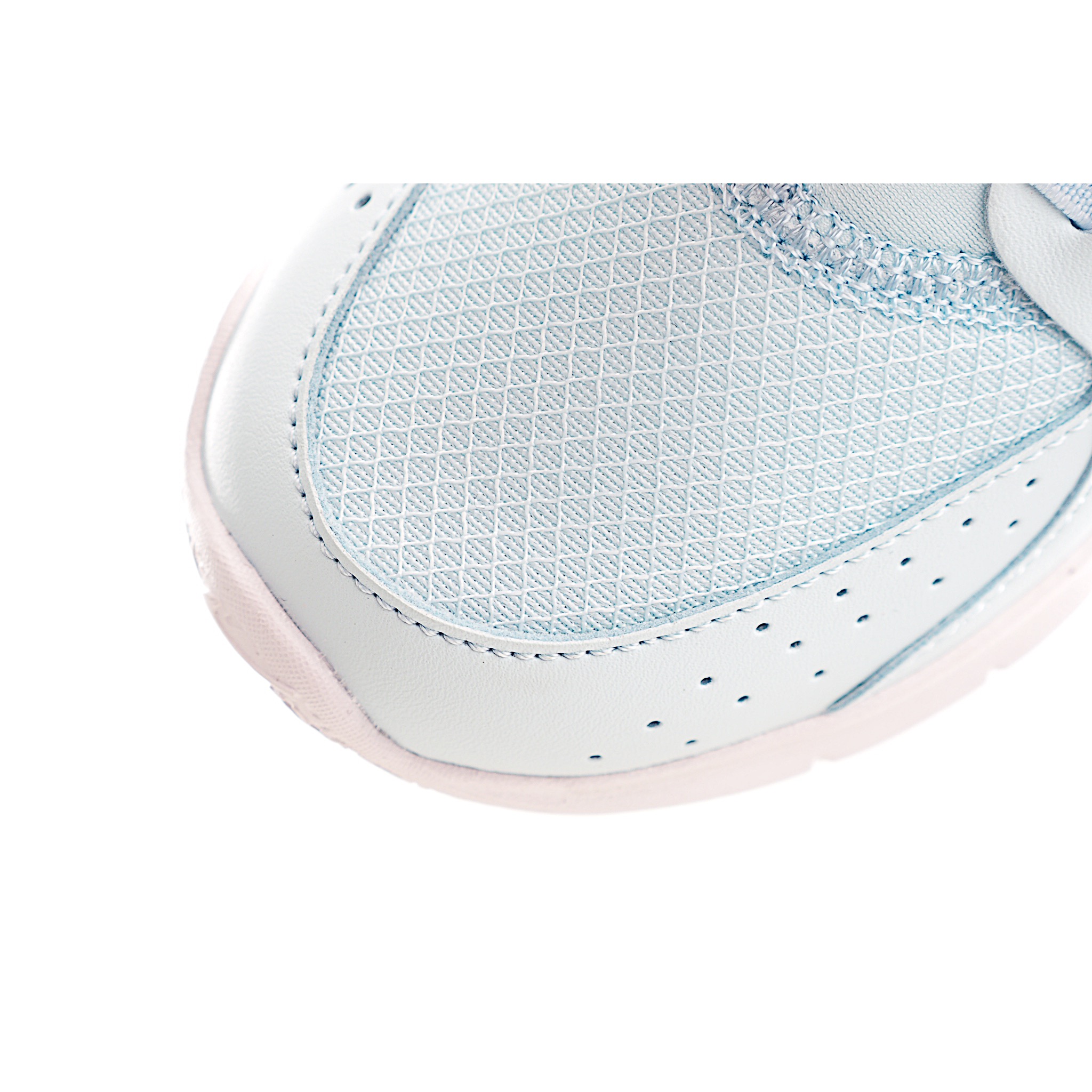 图片[7]-赤足3代儿童一脚蹬易穿脱运动鞋采用便于穿脱的设计，无需系带，搭载富有抓附力的外底，备受孩子青睐。该鞋款采用深受孩子喜爱的略带弹性的内靴设计，结合经久耐穿覆面，专为运动场、课间休息和即兴追逐游戏匠心打造。柔韧外底提供可驾驭多种地面的抓地力，令孩子舒适畅玩。 货号：9401 尺码：24-37-选品中心