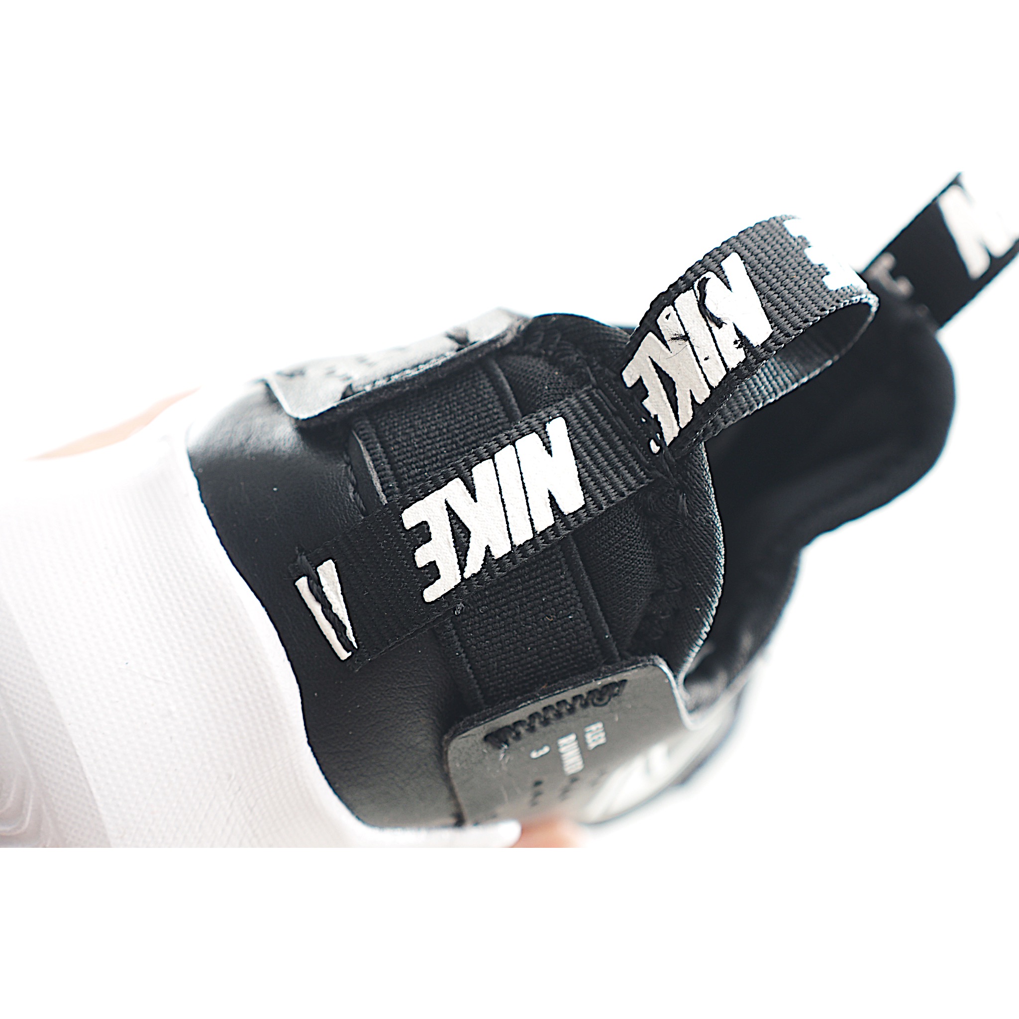 图片[5]-赤足3代儿童一脚蹬易穿脱运动鞋采用便于穿脱的设计，无需系带，搭载富有抓附力的外底，备受孩子青睐。该鞋款采用深受孩子喜爱的略带弹性的内靴设计，结合经久耐穿覆面，专为运动场、课间休息和即兴追逐游戏匠心打造。柔韧外底提供可驾驭多种地面的抓地力，令孩子舒适畅玩。 货号：9005 尺码：24-37-选品中心